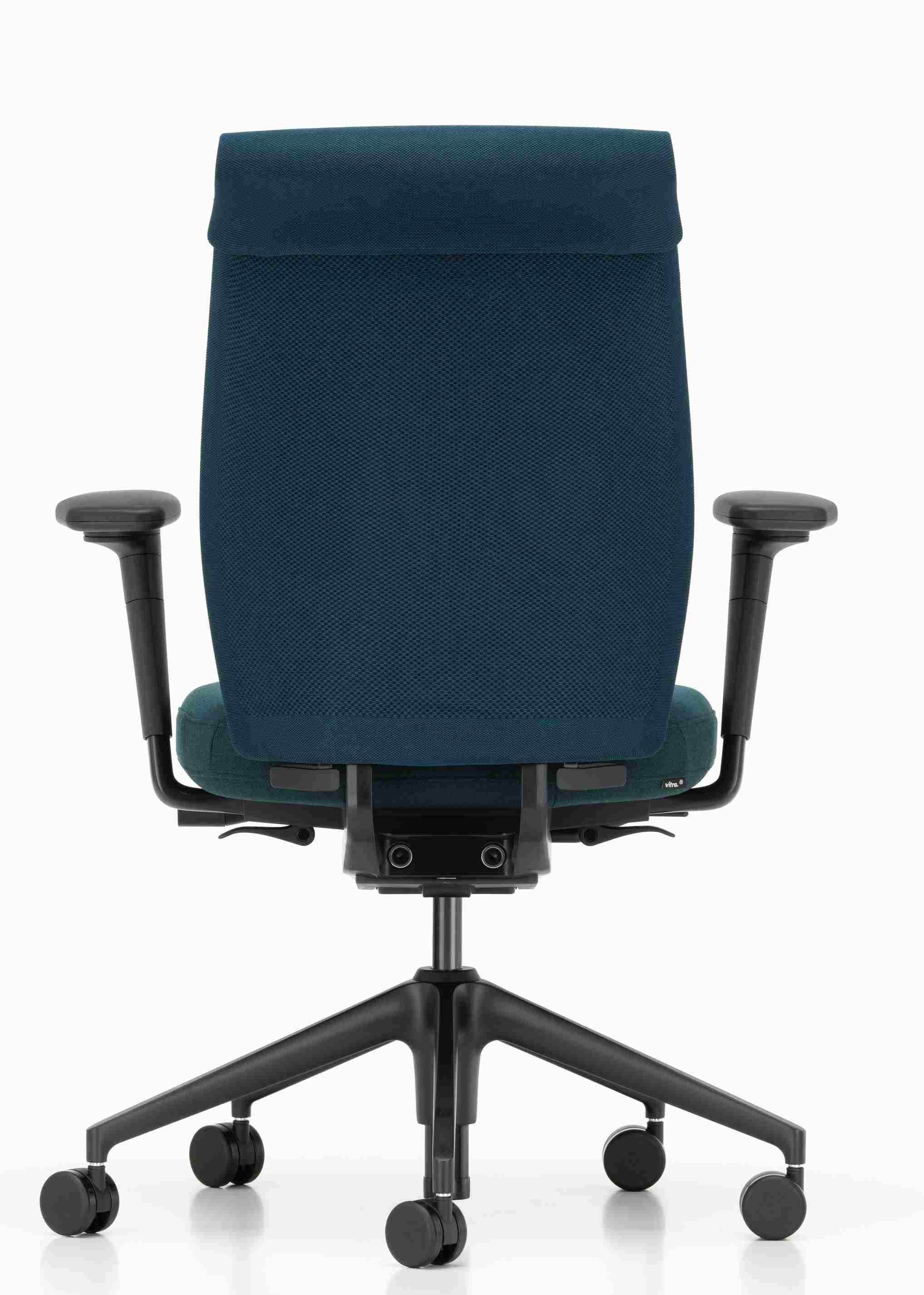 Rückansicht des blauen Vitra ID Cloud Bürodrehstuhls mit schwarzen Armlehnen und Rollen auf weißem Hintergrund.