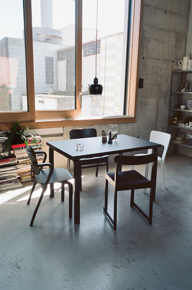 Esszimmer mit Artek Golden Bell Pendelleuchte, Design Lampe für stilvolle Beleuchtung.