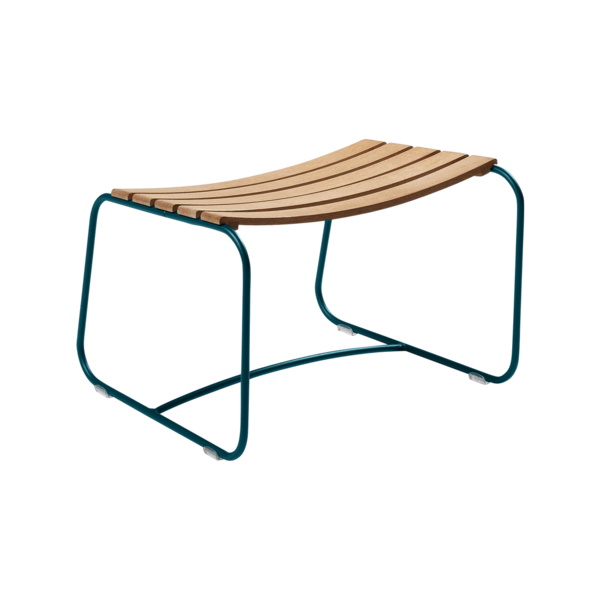 Fermob Surprising Outdoor-Fußhocker mit Lattenrost aus Holz und petrolfarbenem Metallgestell, freigestellt auf weißem Hintergrund.
