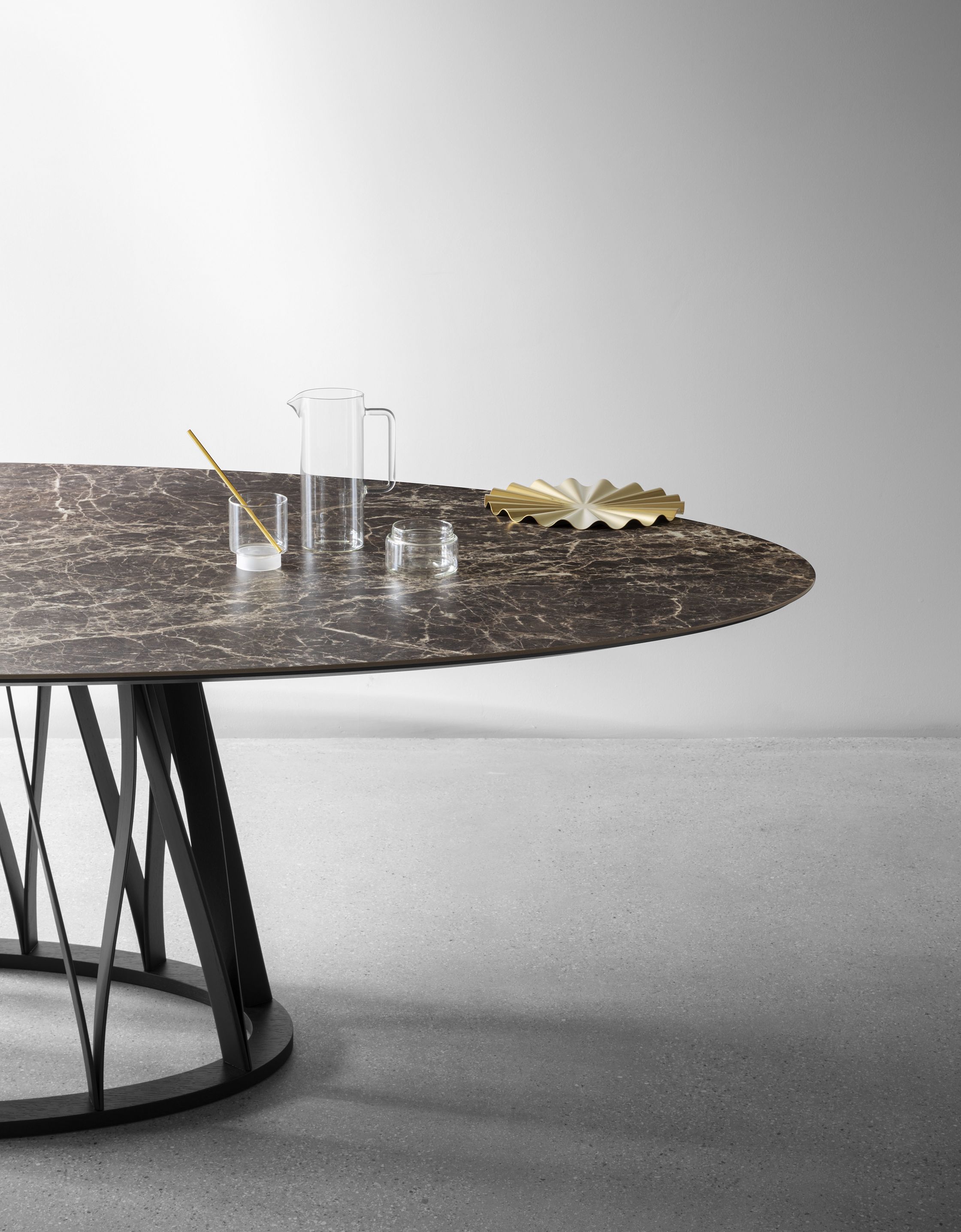 Acco Tisch von Miniforms mit Marmorplatte und schwarzem Metallgestell, moderne Esszimmermöbel.