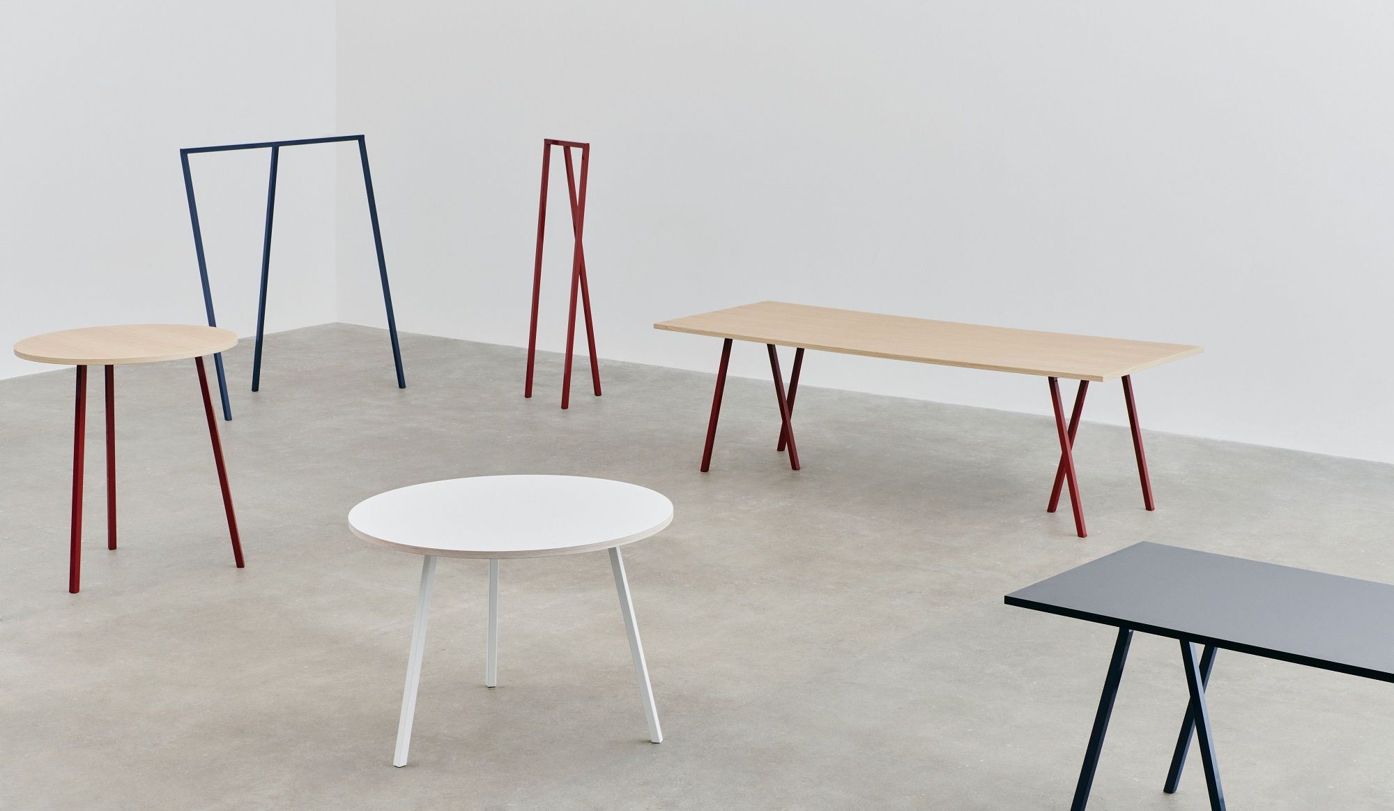 Hay Loop Stand Table Esstisch 160 cm mit farbigen Gestellen, modernes Design für Esszimmer und Büro.