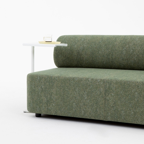Mezza Sitzelement Sofa von Cascando in Grün mit Rückenlehne und kleinem Beistelltisch.
