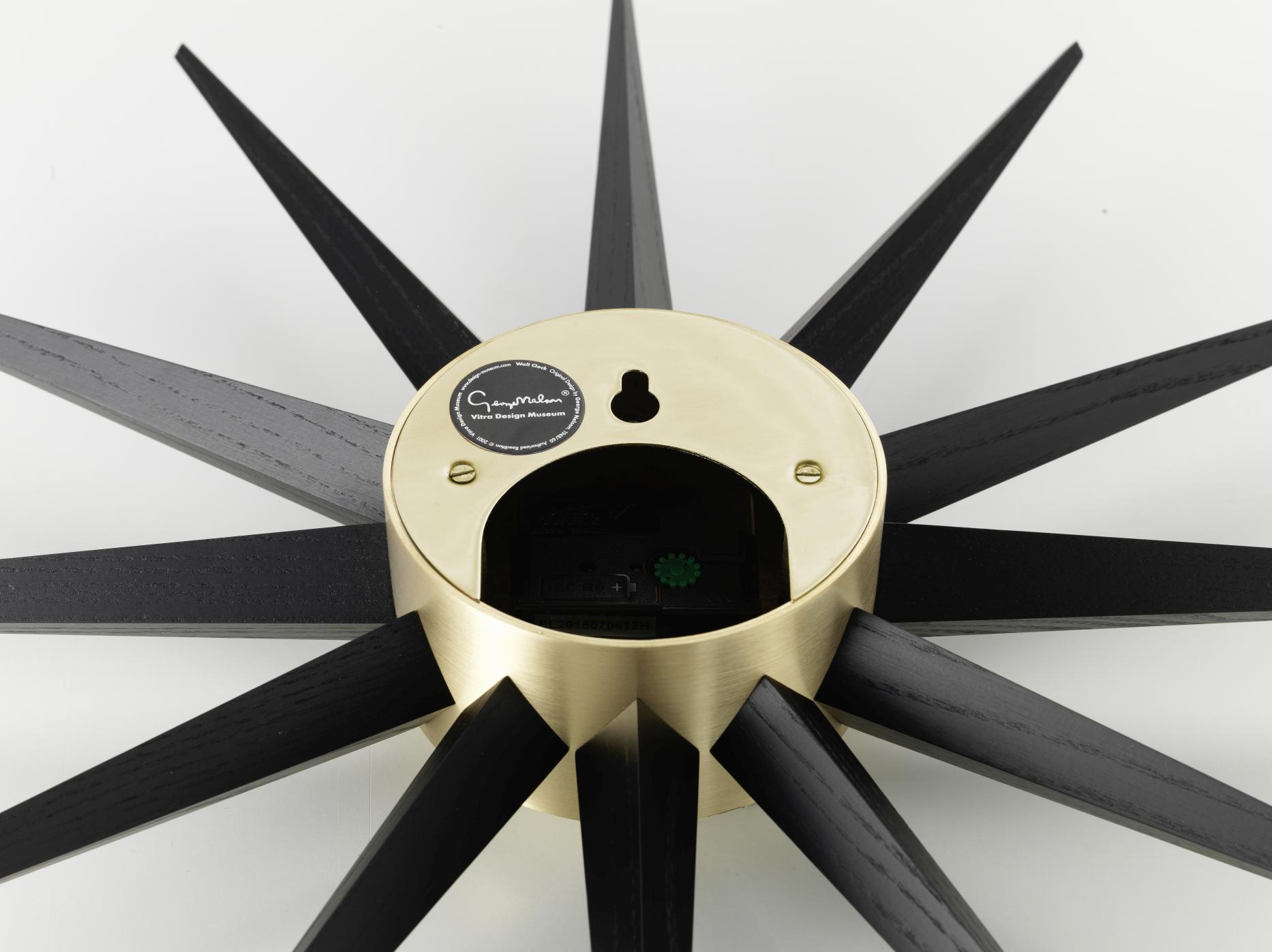 Rückseite der Sunburst Clock Wanduhr von Vitra in Schwarz und Messing.