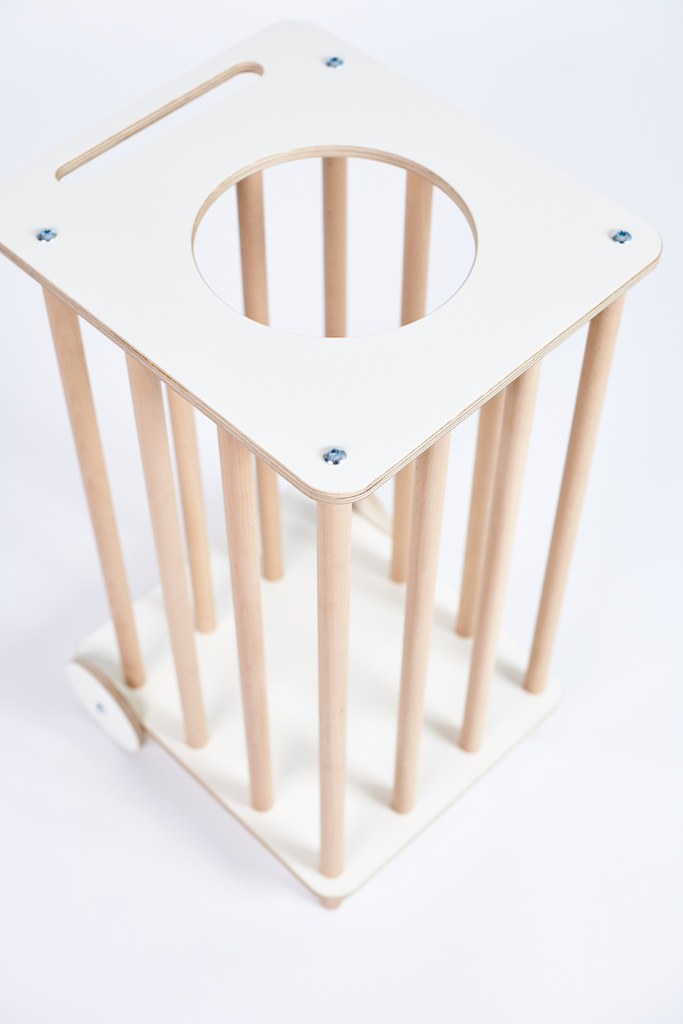 Tojo Kids Zoo: Kinderwagen aus Holz für Spielzeug und Kuscheltiere, minimalistisches Design.