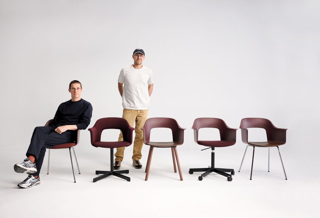 Hay Layout Armchair 231: Verschiedene Ausführungen des modernen Armlehnstuhls in Rotbraun, mit und ohne Rollen.