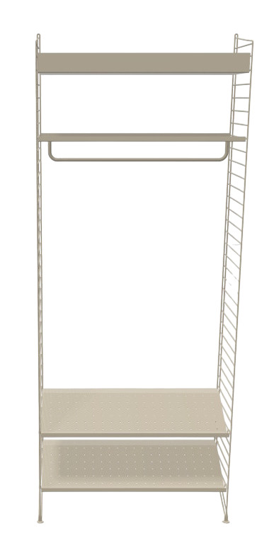 Flur KONFIGURATIONEN Hallway H3 String Furniture in Beige mit Regalböden und Kleiderstange.