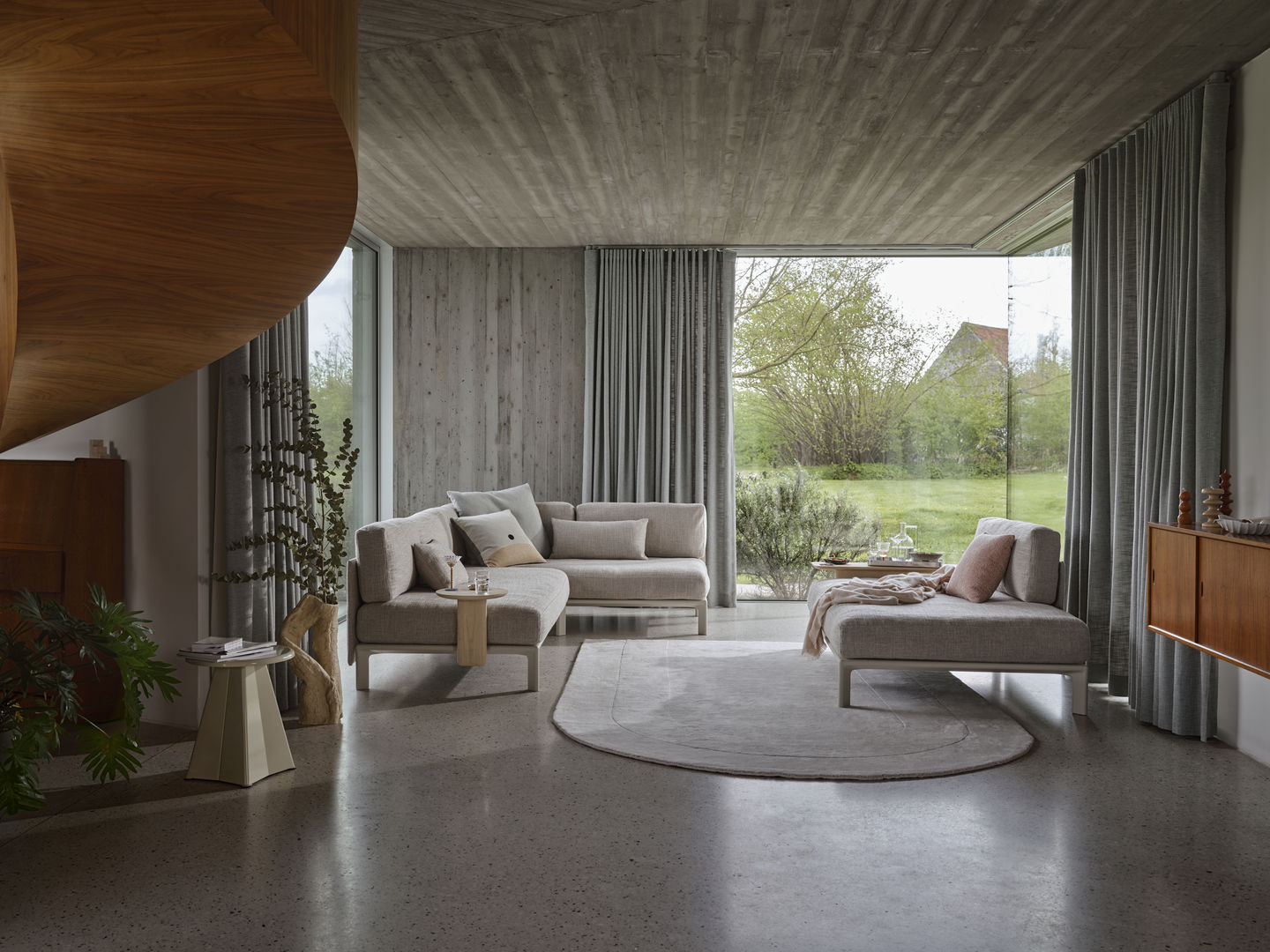 Helles Wohnzimmer mit modularem Sofa und Anagram Kissen von Vitra für mehr Komfort.