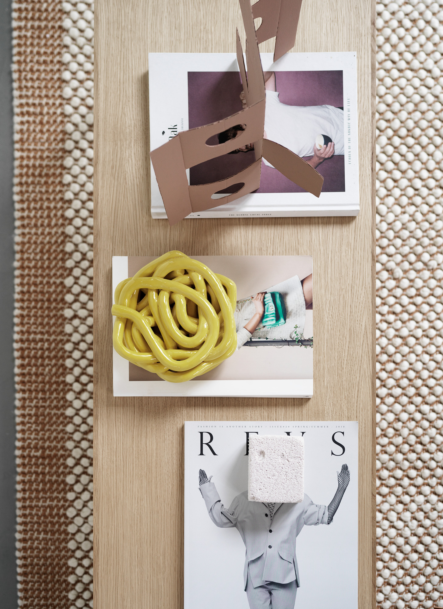Nahaufnahme des Muuto Workshop Coffee Table Couchtisch mit Magazinen und Deko-Objekten, ideal als Wohnzimmermöbel und Designelement.