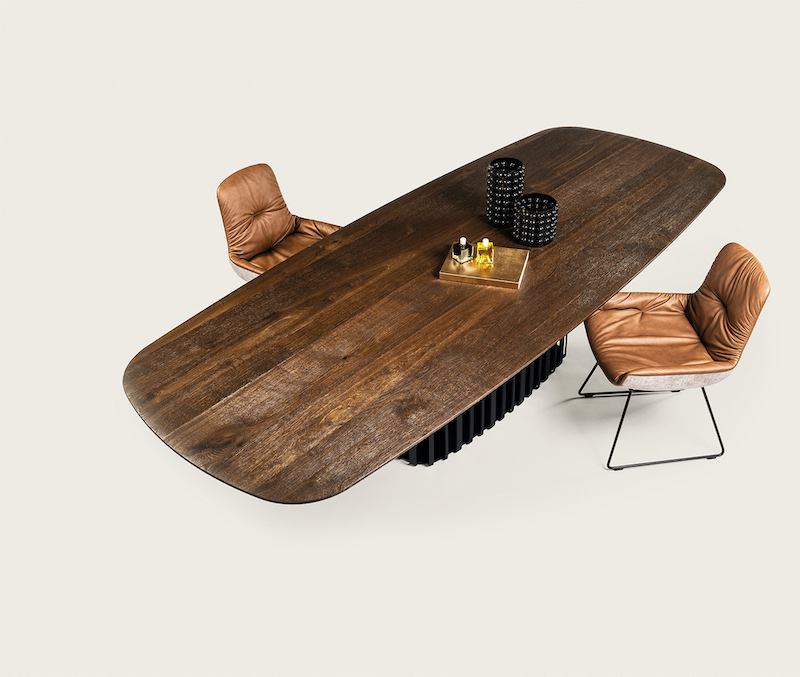 Janua BC 07 Basket Tisch in Bootsform, Eiche geräuchert, mit schwarzen Beinen und Stühlen.