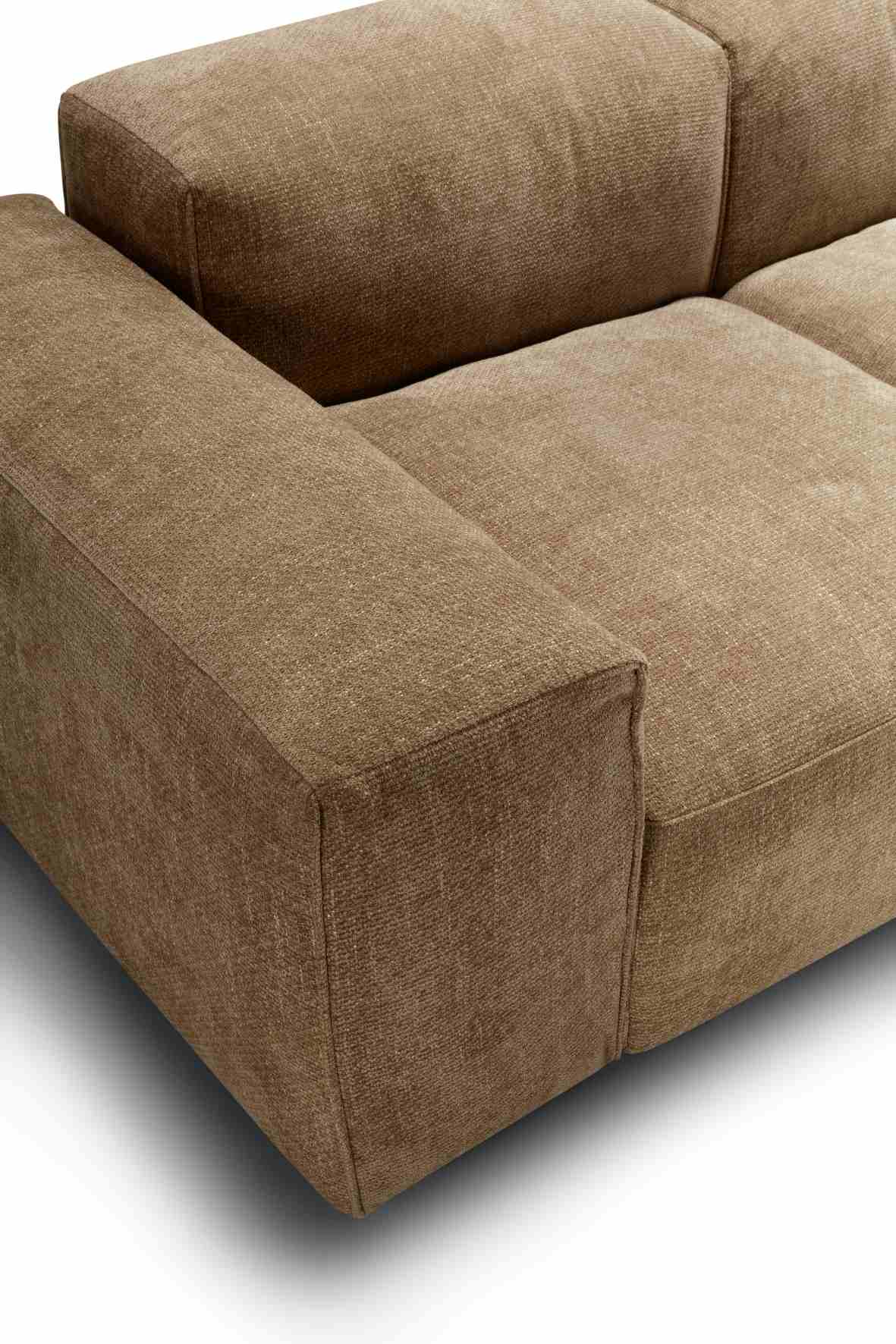 Detailaufnahme des Seatlife Sofas im Hausmodell Design mit braunem Stoffbezug und klaren Linien.