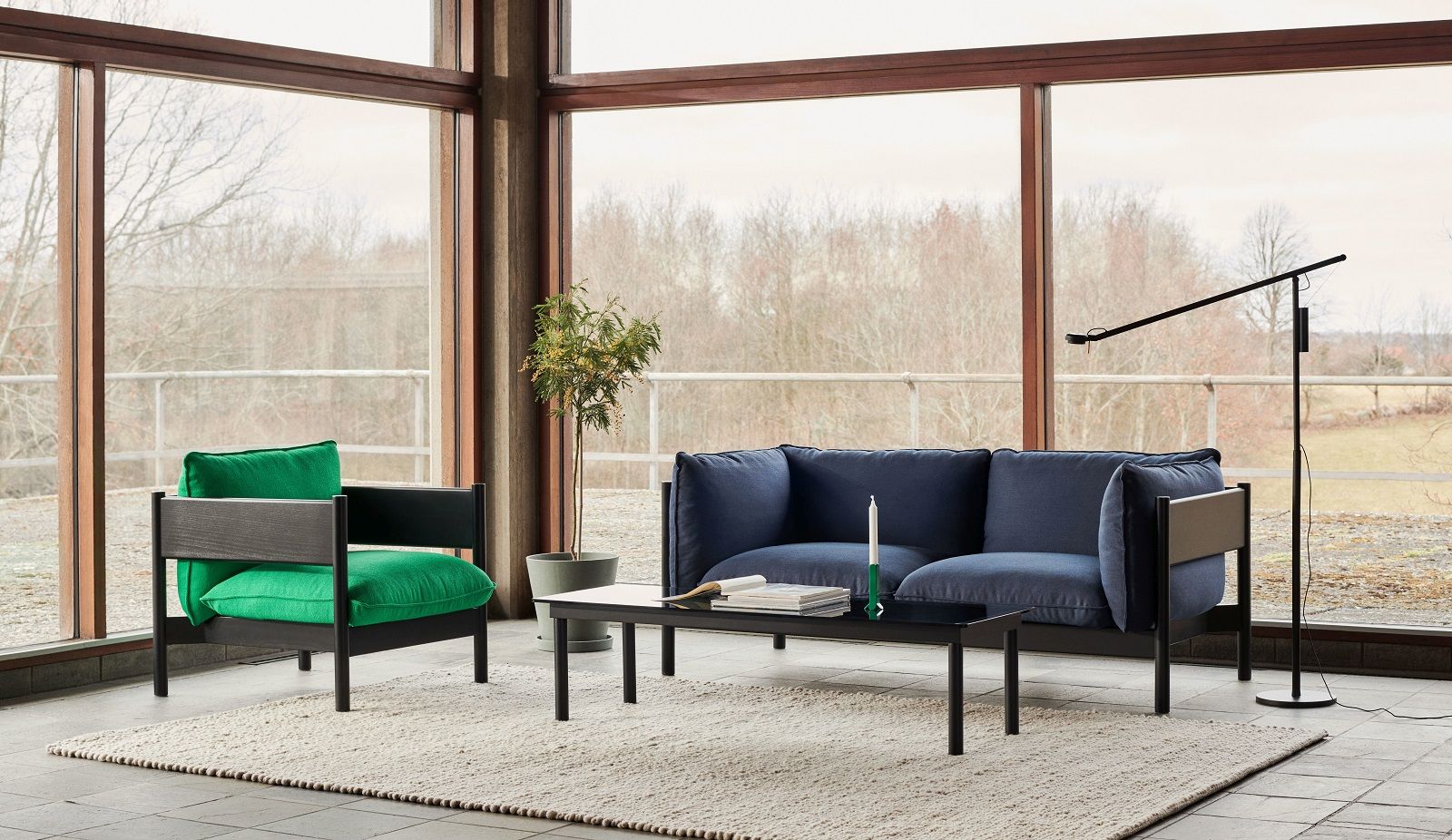 Arbour Eco Sofa von Hay, ein blauer 2-Sitzer mit Sessel und Couchtisch im Wohnzimmer.
