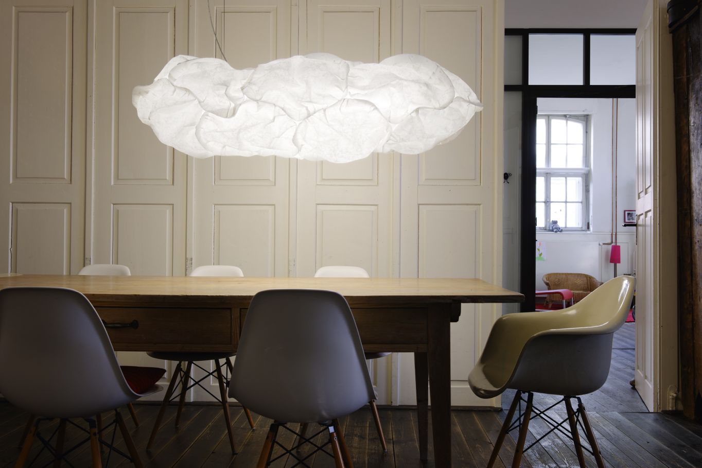 Weiße Wolkenlampe über Esstisch mit Stühlen, modernes Design für Wohnzimmer und Essbereich.