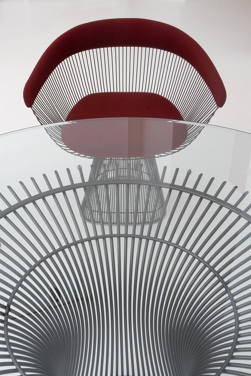 Nahaufnahme des Platner Tisch von Knoll International mit Glasplatte und Stahlgestell.