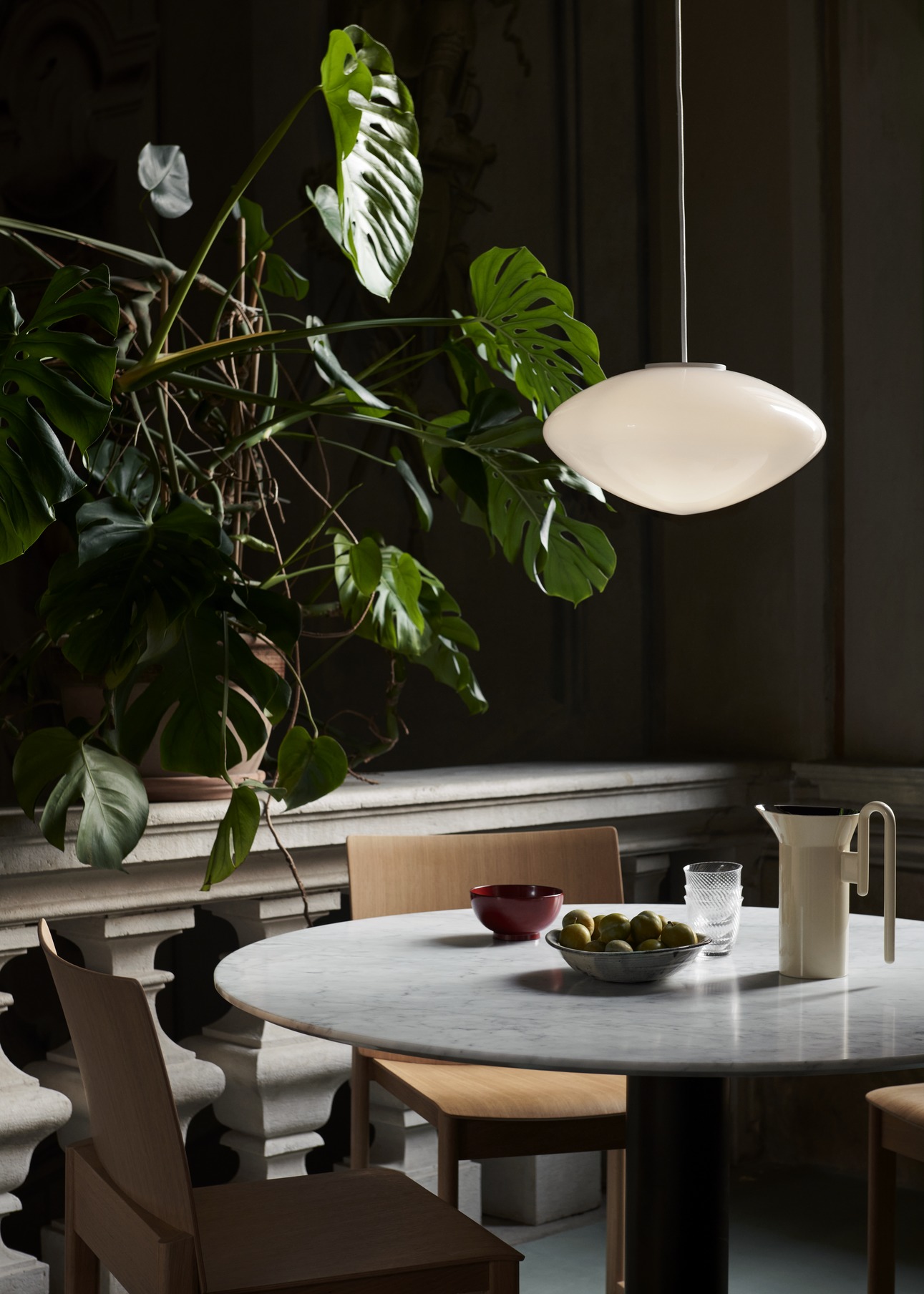 Allwood AV35 Side Chair von AndTradition aus Holz an einem Marmortisch mit Dekoration.