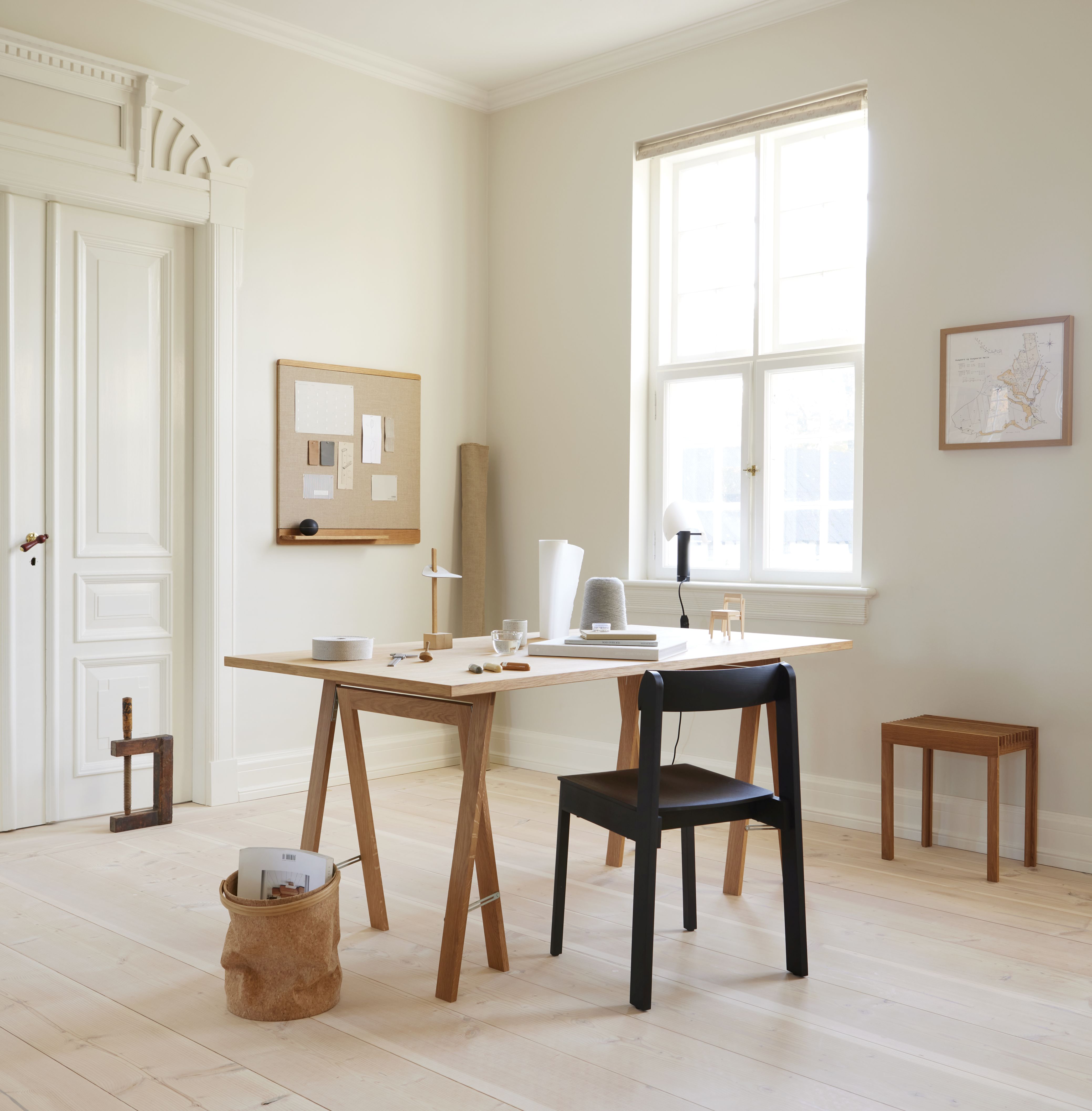 Helles Büro mit Form & Refine Lightweight Hocker aus Eiche und Schreibtisch mit Accessoires.