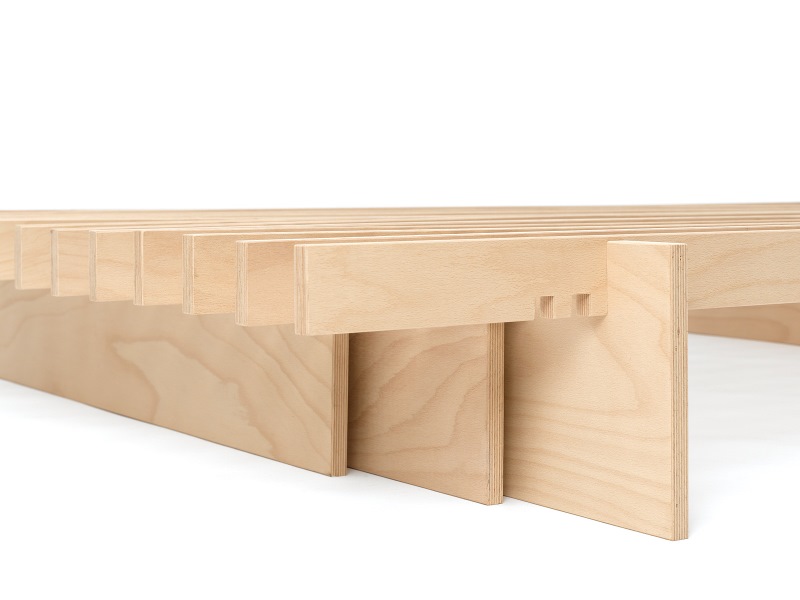 Detailaufnahme des Tojo Parallel Bettsystems aus hellem Holz, Lattenrost und Bettrahmen.
