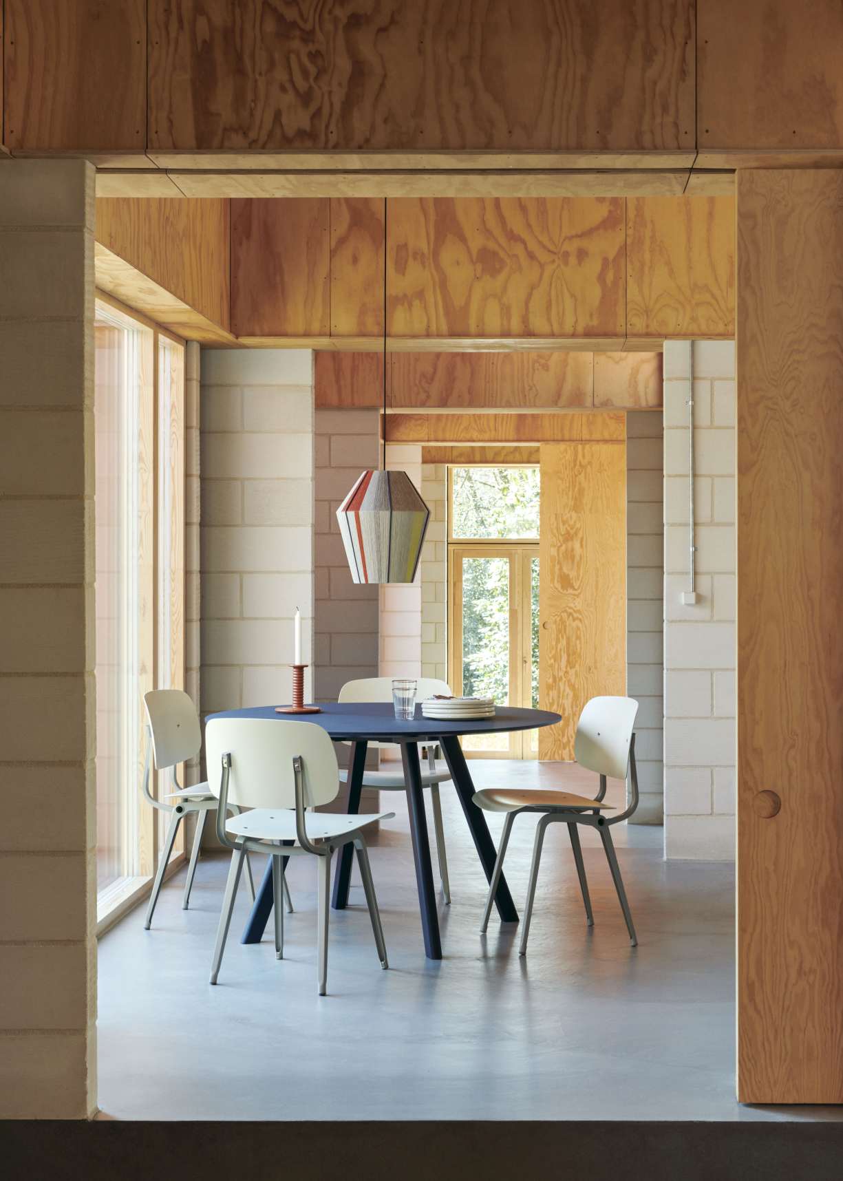 Blauer Copenhague Table CPH 25 Tisch von Hay mit Stühlen in modernem Esszimmer.