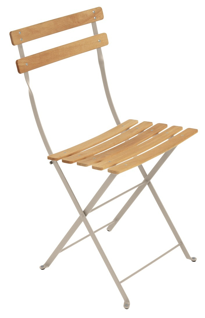 Bistro Gartenstuhl aus Holz und Metall, ideal für den Outdoor-Bereich. Fermob Stuhl, naturfarben.