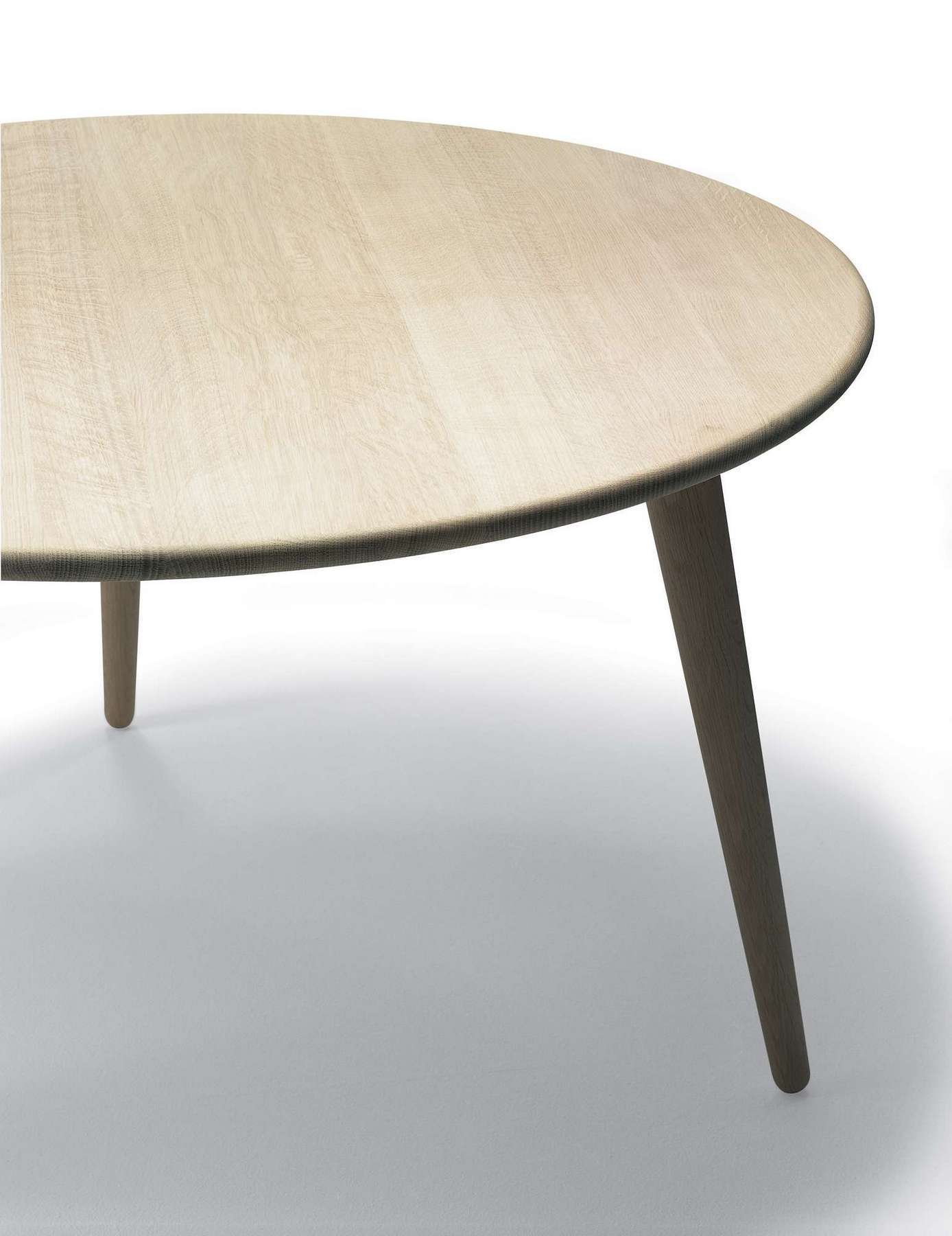 CH008 Couchtisch aus Eiche geölt von Carl Hansen & Søn, runder Beistelltisch aus Massivholz.