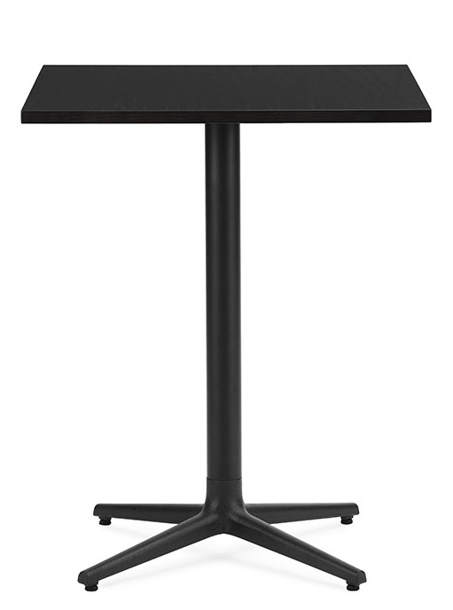 Schwarzer Allez Tisch von Normann Copenhagen, quadratische Tischplatte und vierbeiniges Gestell, ideal als Kaffeetisch.