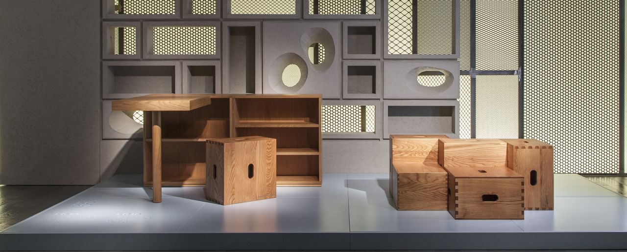LC14 Tabouret Hocker von Cassina, quadratischer Holz-Hocker mit Griffmulde, Teil einer modularen Sitzgruppe.