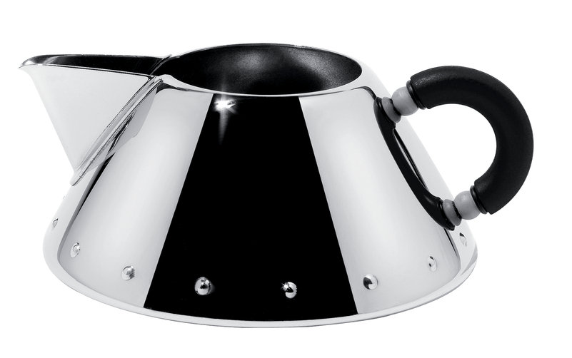 Alessi Rahmkännchen 9096 B aus glänzendem Edelstahl mit schwarzem Griff, modernes Design für Milchkännchen.