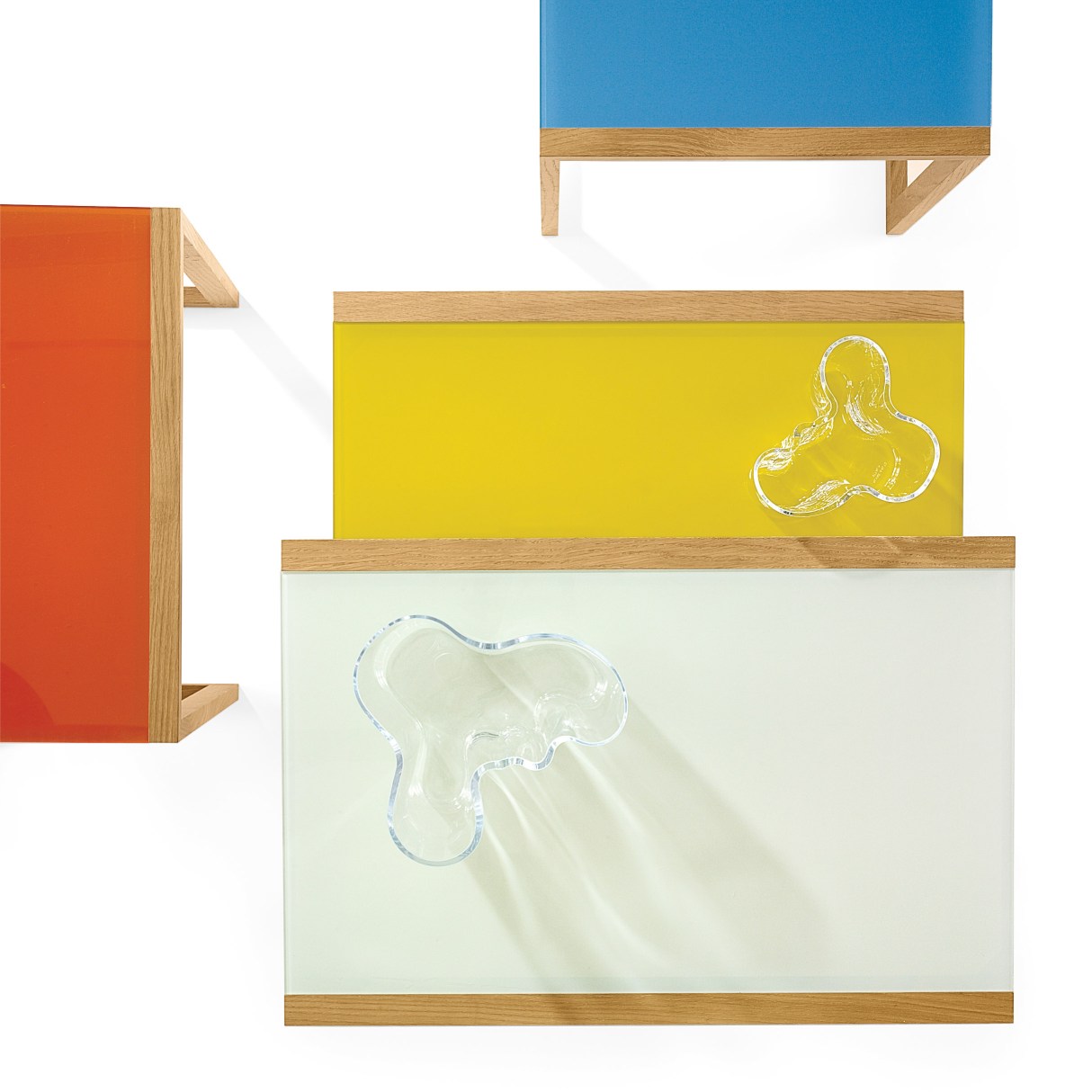 Bauhaus Satztische 4er Set von Klein & More: Mehrfarbige, moderne Beistelltische mit Holzrahmen und abstrakten Glasobjekten.
