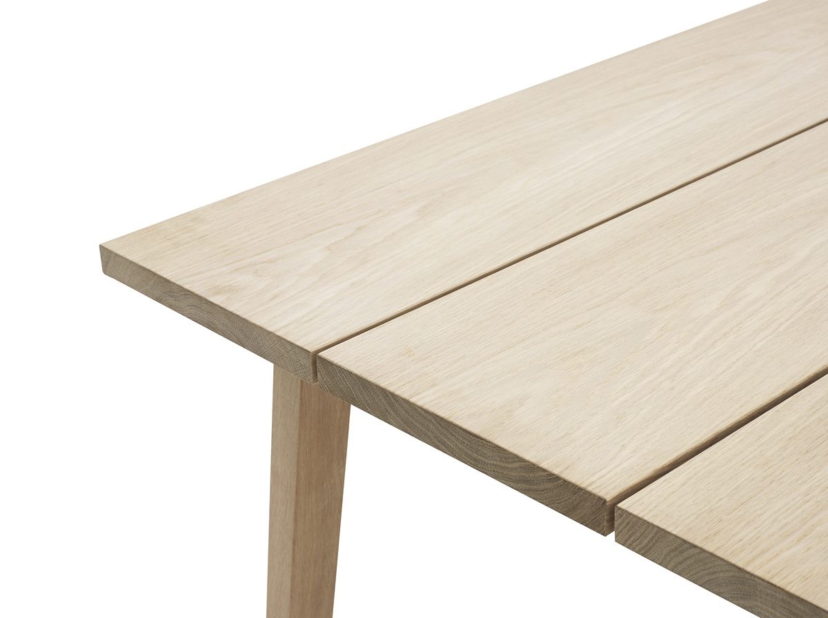 Detailaufnahme des Normann Copenhagen Slice Table Tisches aus hellem Eichenholz, modernes Design für Esszimmer und Wohnbereich.