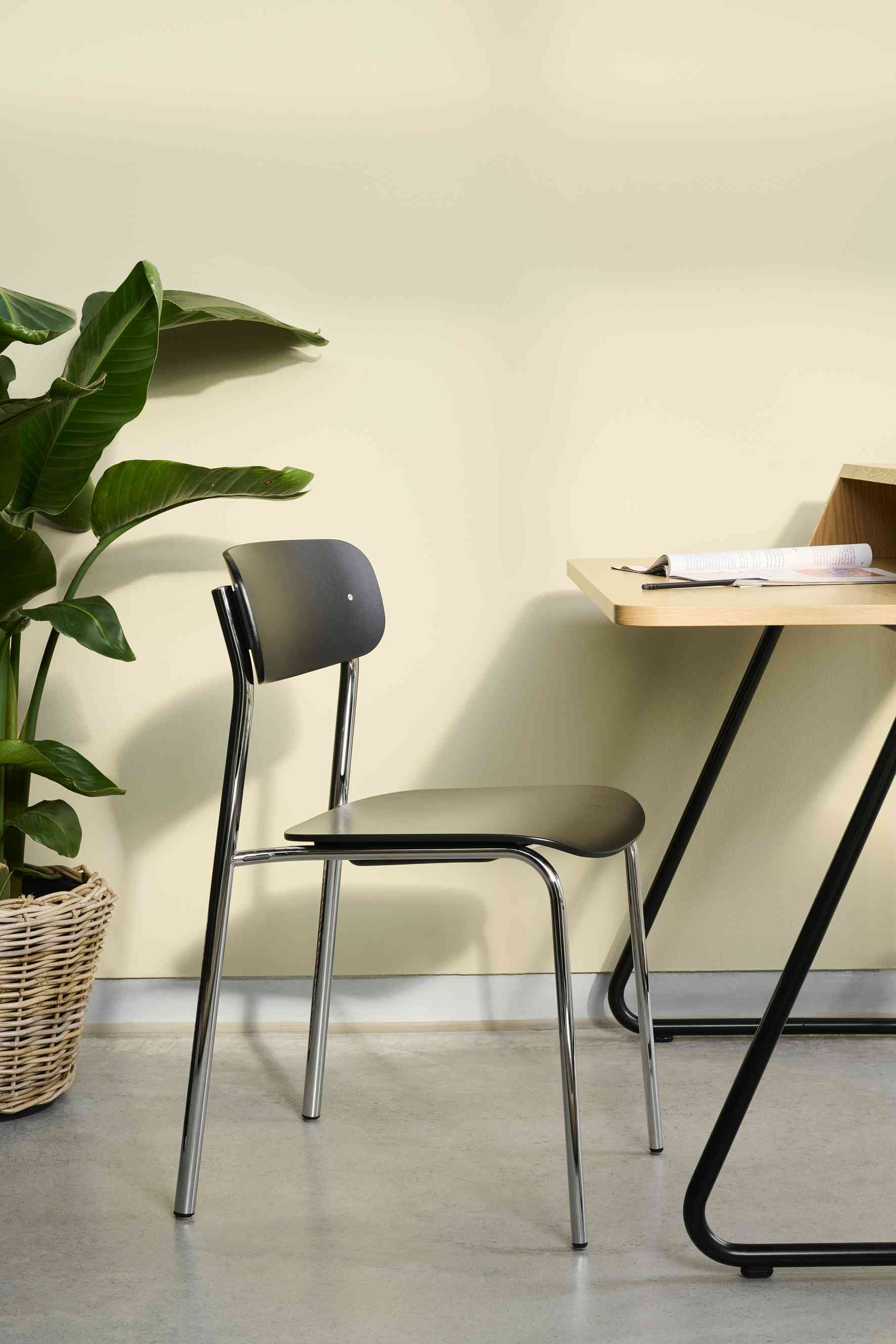 S 243 Stahlrohrstuhl von Thonet in Olivgrün, minimalistisches Design mit verchromtem Gestell, Einzelstück für modernes Wohnen.