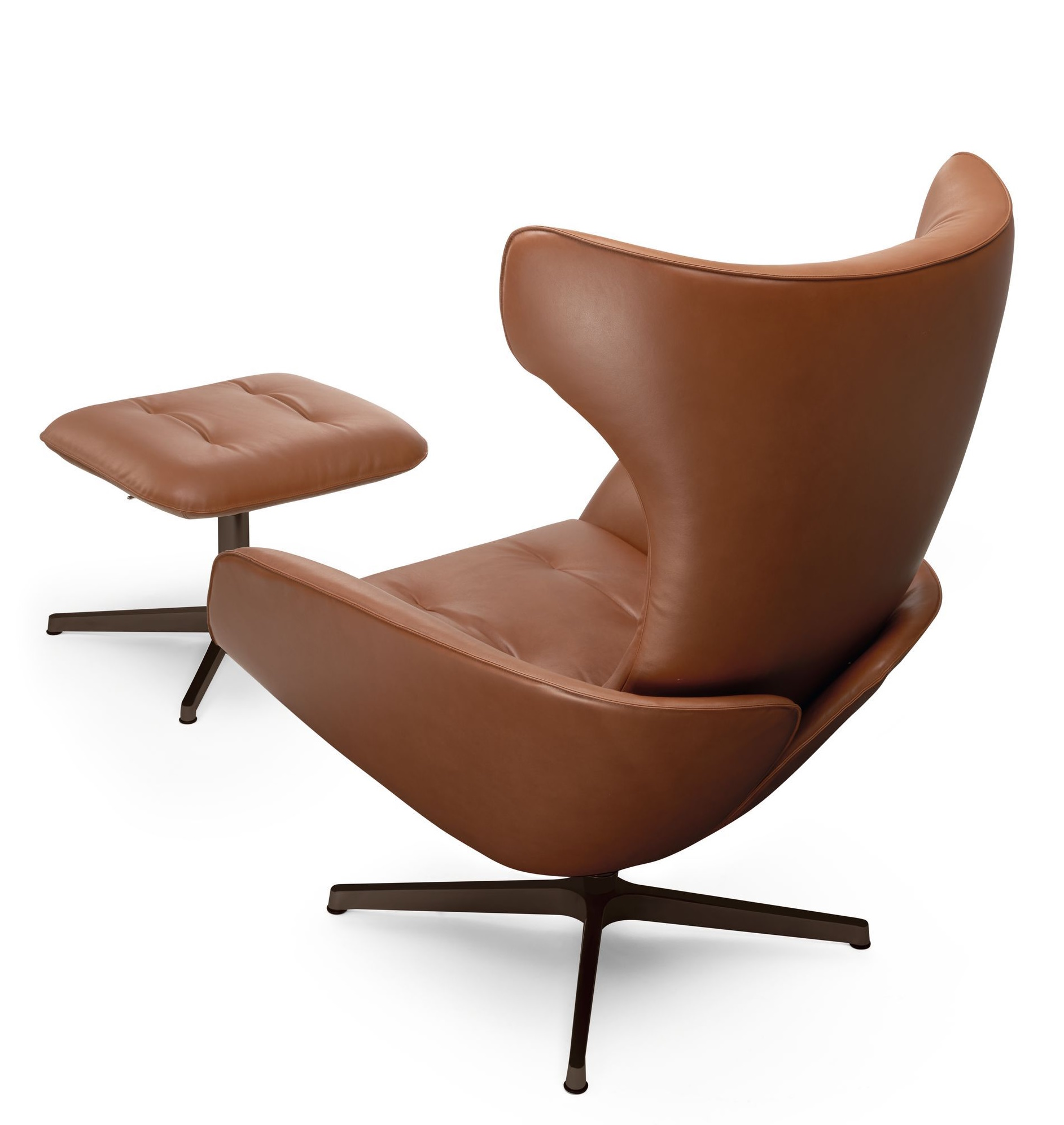 Onsa Sessel von Walter Knoll mit braunem Lederbezug und passendem Hocker, Rückansicht.