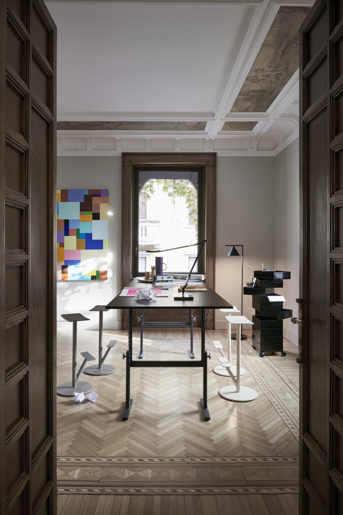 Büro mit Magis 360° Container, Schreibtisch, Stühlen und Rollcontainer für moderne Arbeitsplatzorganisation.