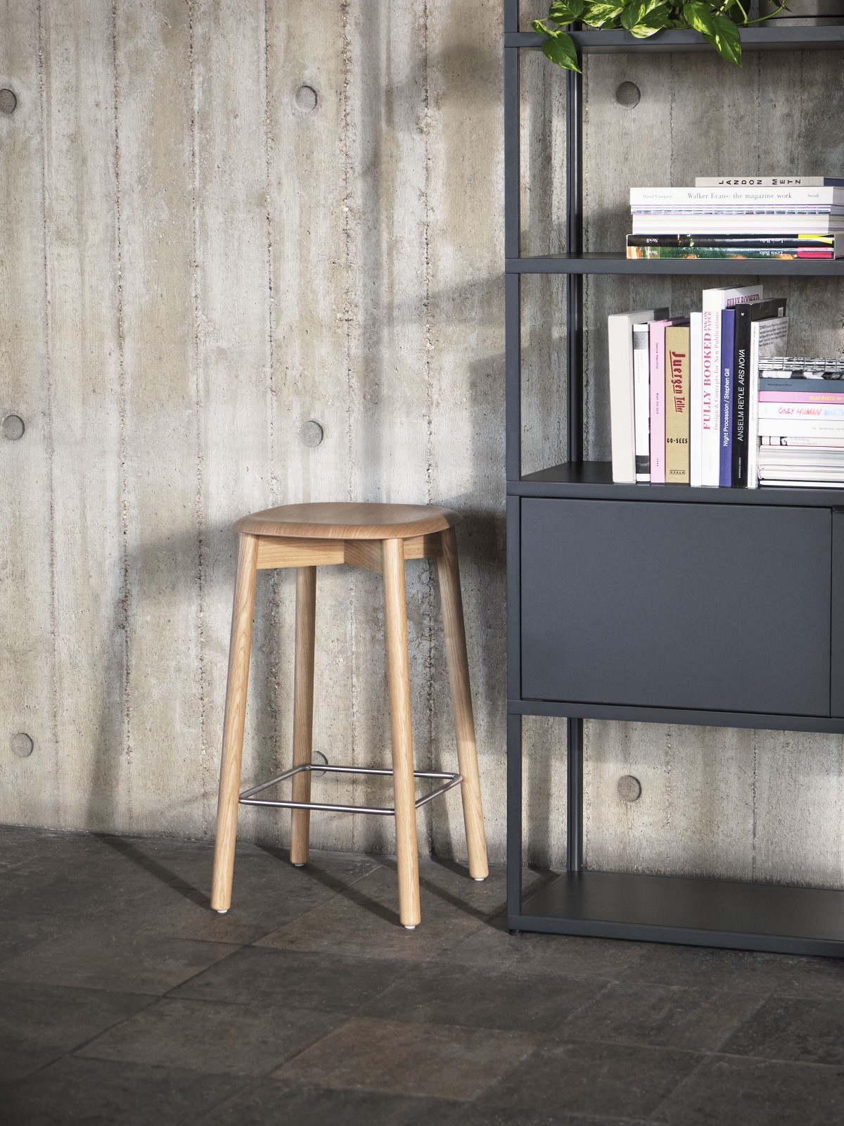 New Order Sideboard Wall Kombination von Hay mit Holz Hocker und Bücherregal.
