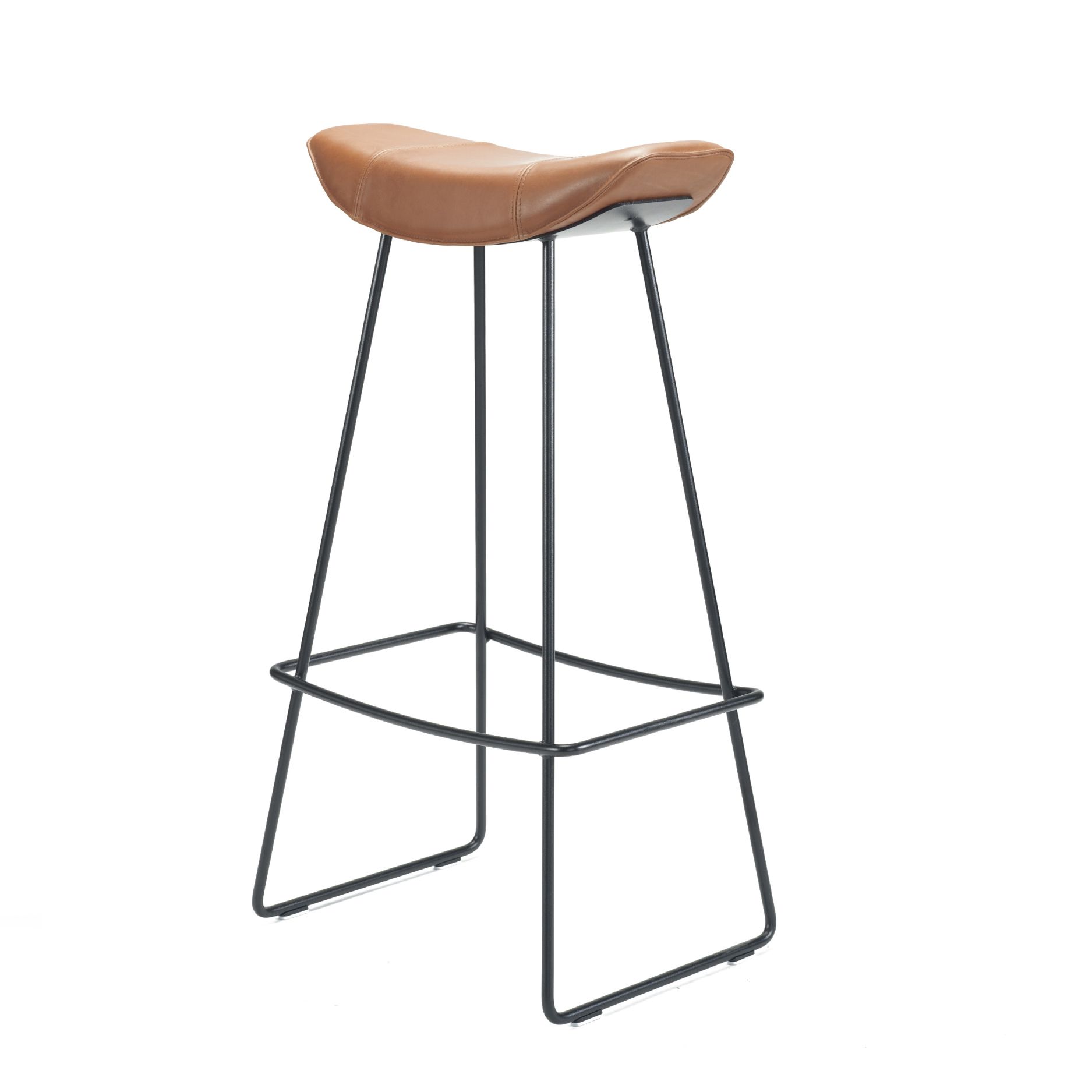 Kya Barhocker von Freifrau Manufaktur mit braunem Ledersitz und schwarzem Metallgestell, moderne Barhocker für Küche.