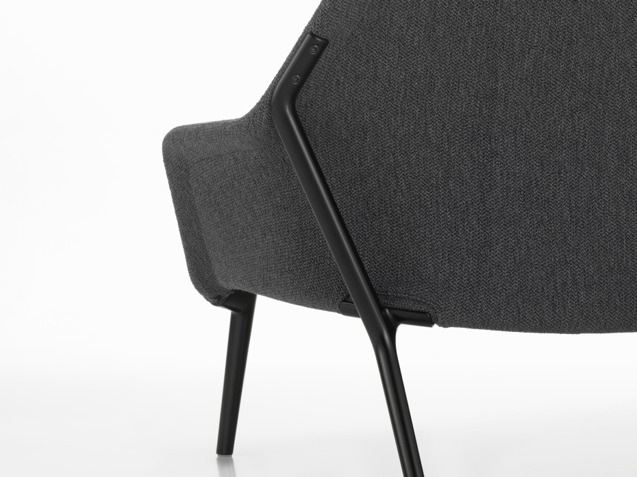 Detailaufnahme des Vitra Slow Sofa mit grauem Stoffbezug und schwarzen Metallbeinen.
