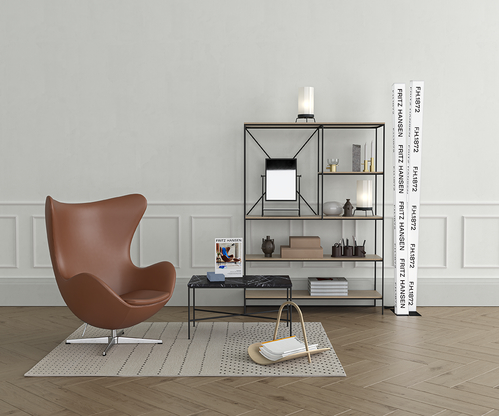 Brauner Fritz Hansen Egg Chair Ledersessel im Wohnzimmer mit Regal und Beistelltisch.