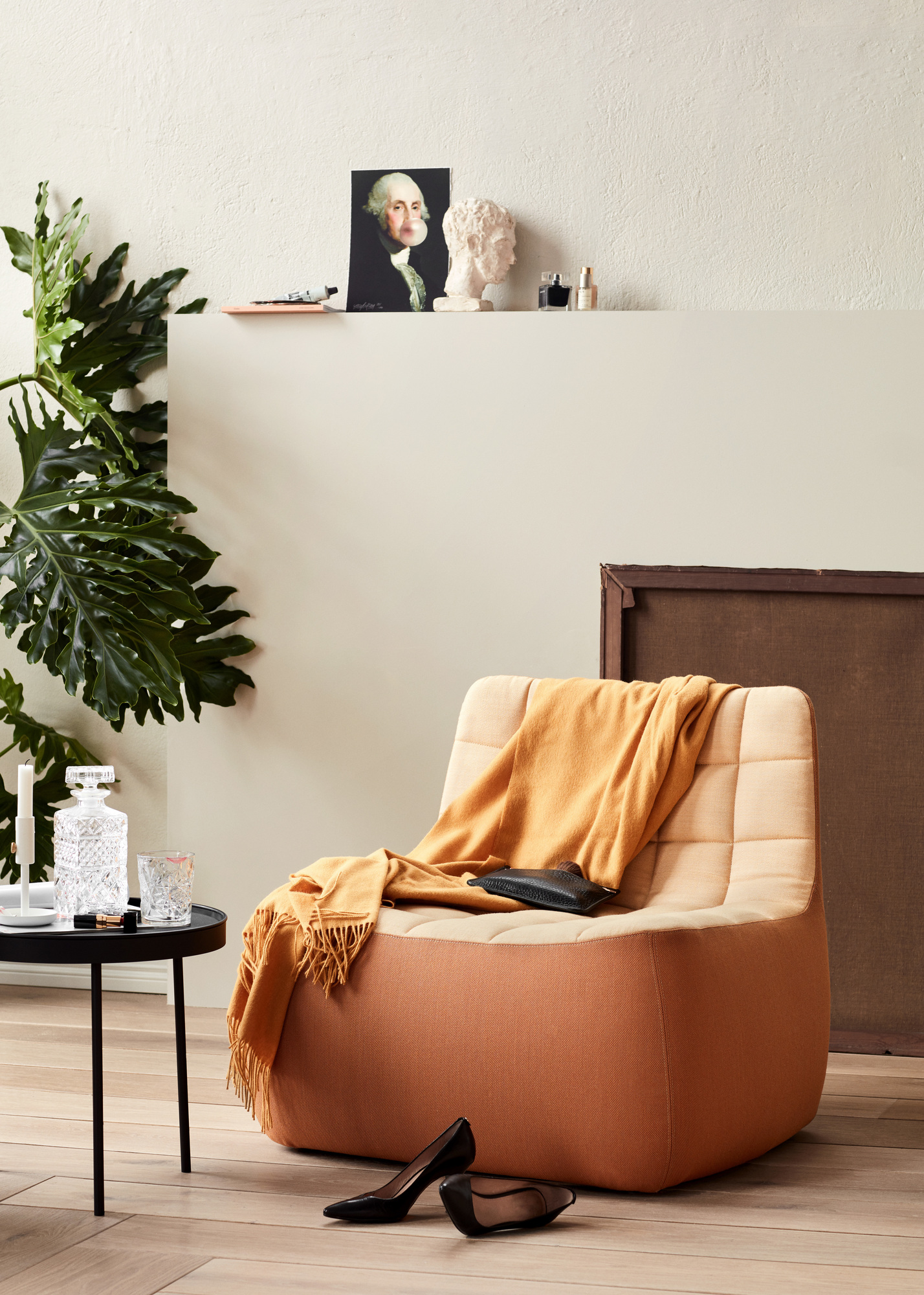 Northern Yam Chair Sessel in Rosa mit Decke und Schuhen im stilvollen Wohnzimmer-Ambiente.