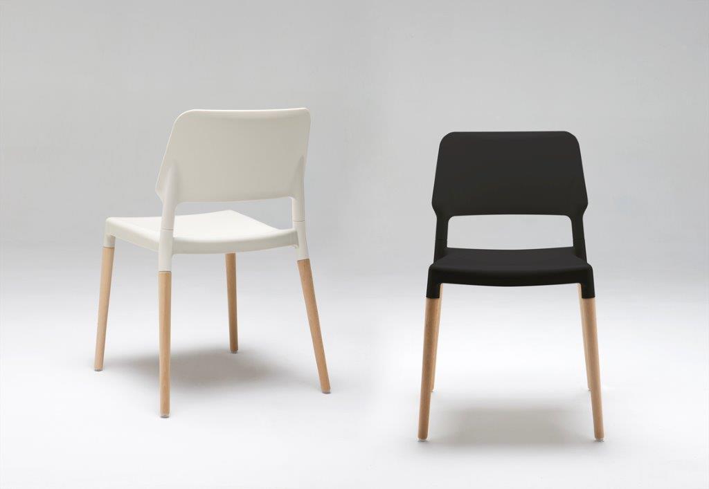 Belloch Stuhl von Santa & Cole: Schwarzer und weißer Designstuhl mit Holzbeinen für Innenräume.
