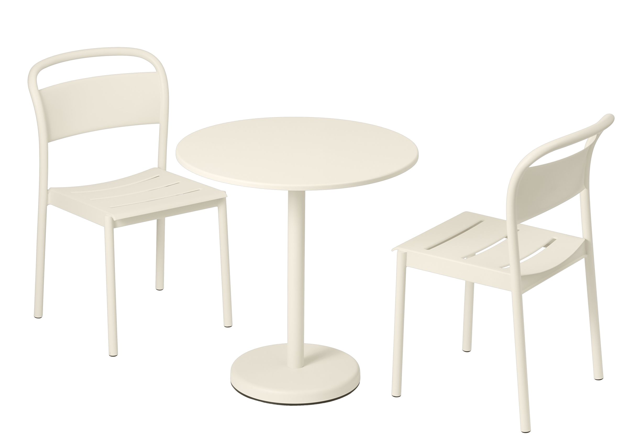 Muuto Linear Steel Café Table mit zwei Stühlen in Beige für den Außenbereich.