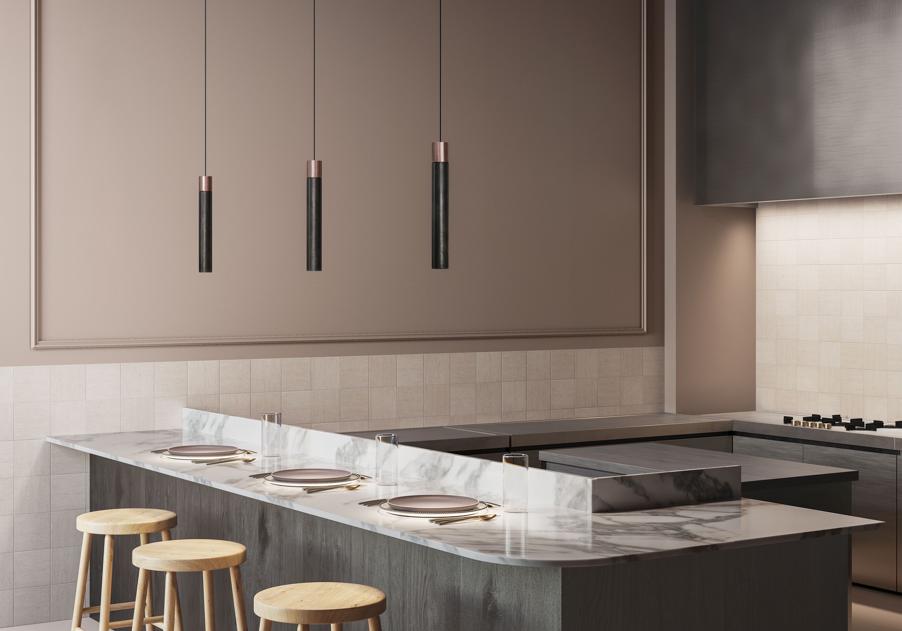 Drei Minimal Pendelleuchten von Kdln über einer modernen Kücheninsel mit Marmorplatte.