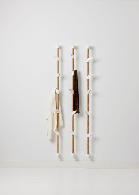 Cascando Bamboo Wandgarderobe aus Holz mit weißem Haken, Jacke und Schal hängen an der Garderobe.