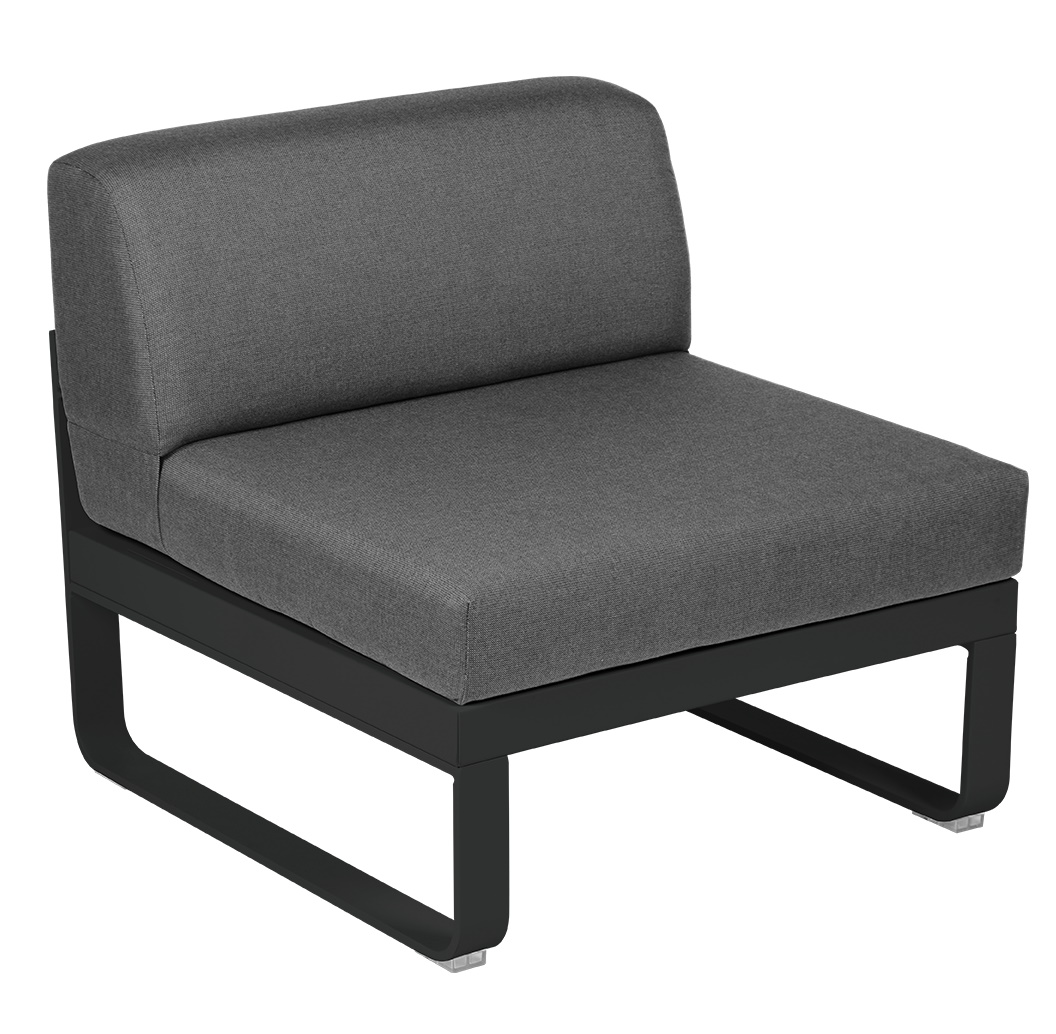 Graues Bellevie Outdoor Sofa 1-Sitzer Modul Mitte von Fermob mit schwarzem Rahmen für Garten und Terrasse.