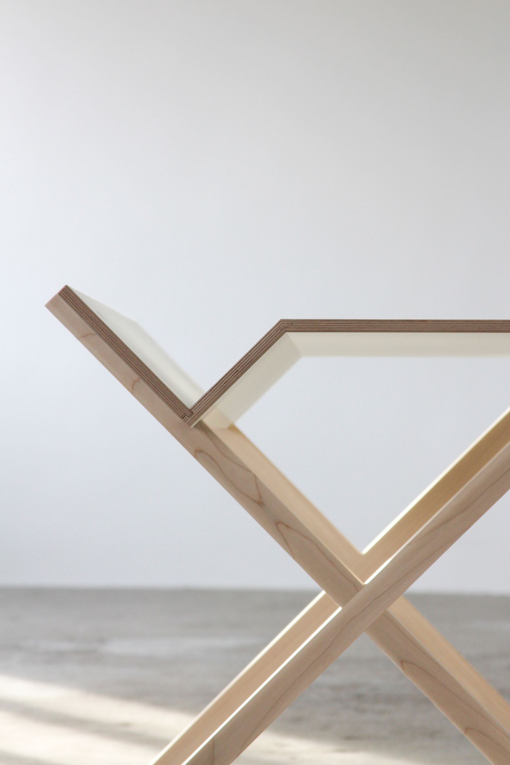 Detailaufnahme des Moormann Kant Schreibtischs: Minimalistisches Design mit hellem Holzgestell und weißer Tischplatte.