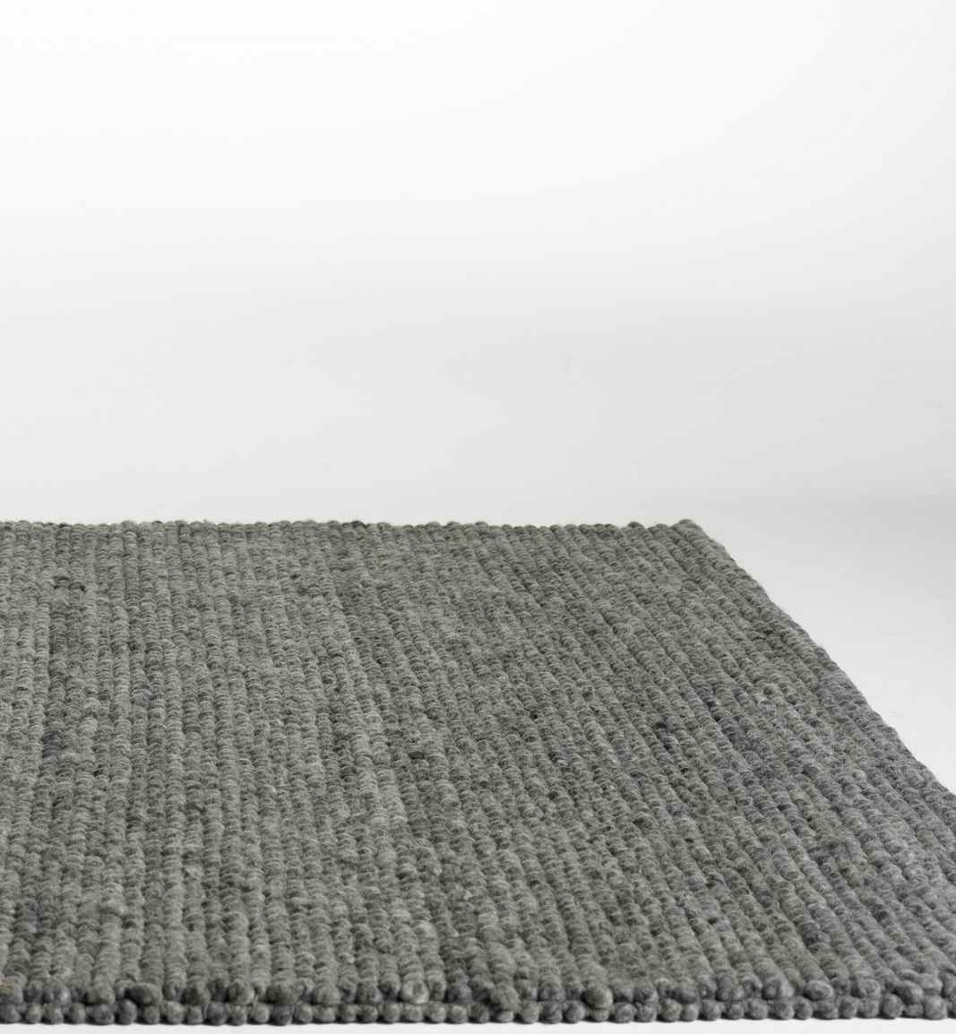 Detailaufnahme des grauen Peas Teppichs von Hay, Größe L 300 cm, weiche Textur.