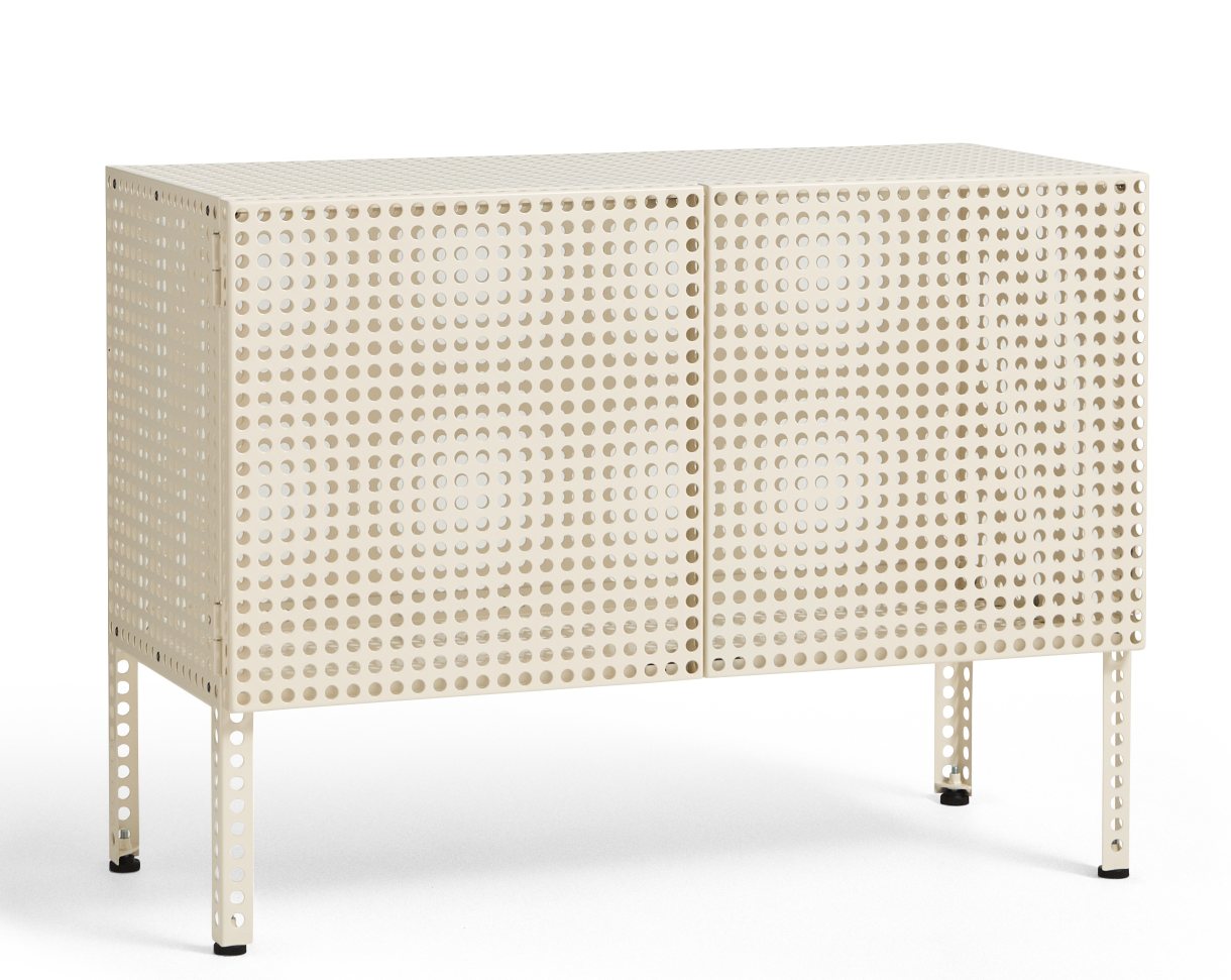 Beiges Hay Sideboard "Perforated Cabinet Floor" mit Lochmuster und zwei Türen für Wohnzimmer und Büro.