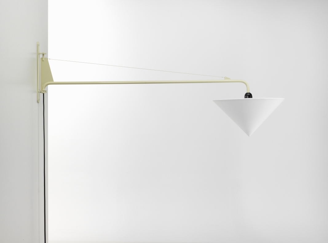 Nahaufnahme der Vitra Potence Wandleuchte mit konischem Lampenschirm in Weiß, modernes Design für Wohnräume.