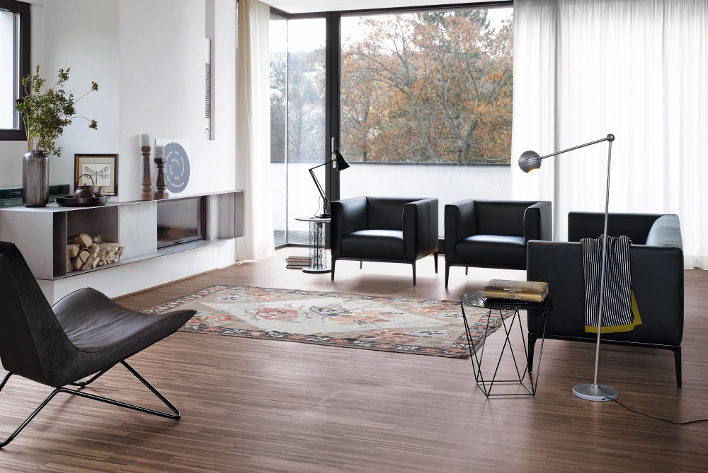 Wohnzimmer mit schwarzen Jaan Sesseln von Walter Knoll, Teppich und Designermöbeln.
