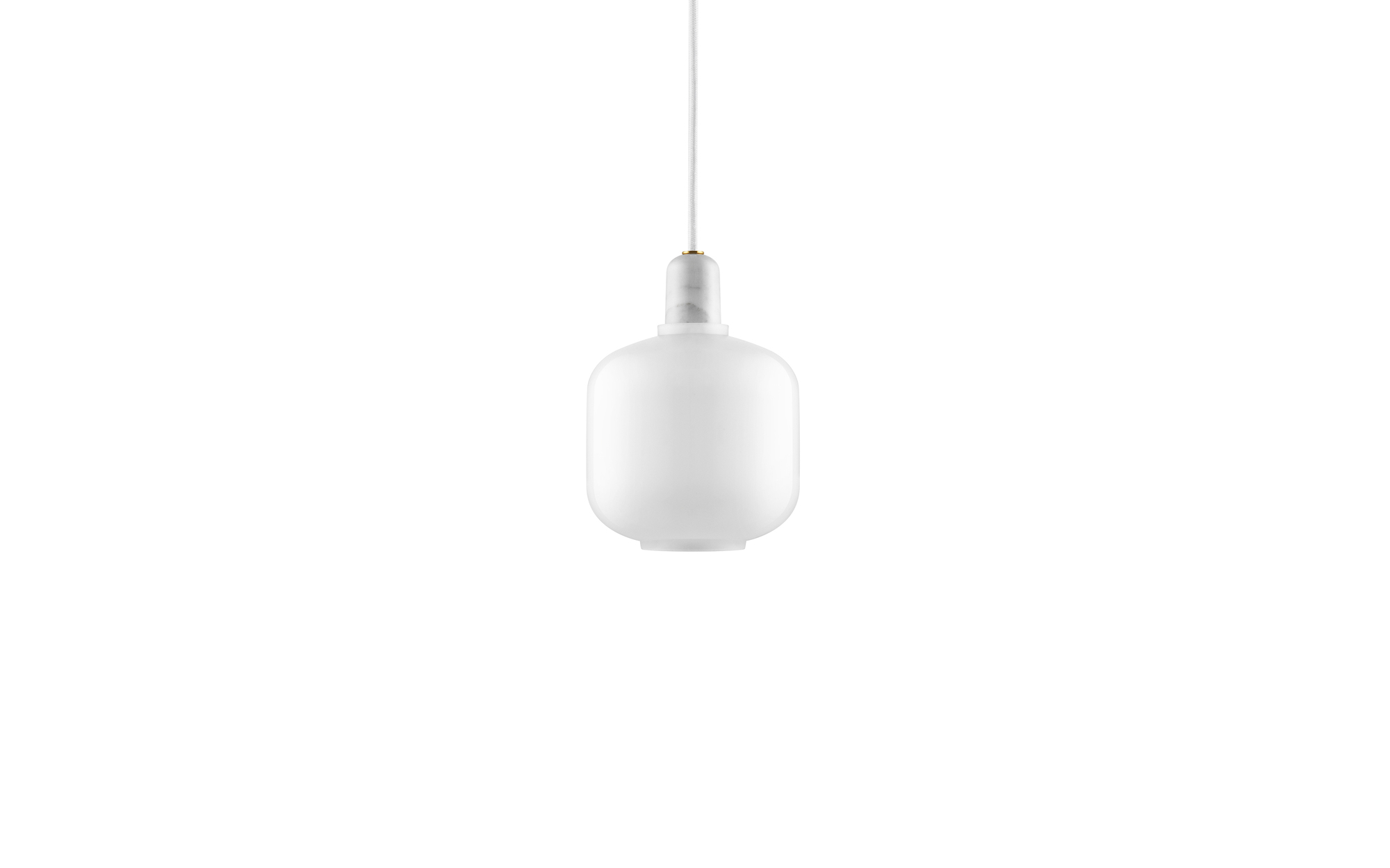 Weiße Amp Lamp Hängeleuchte von Normann Copenhagen mit Kabel und Glaskörper.