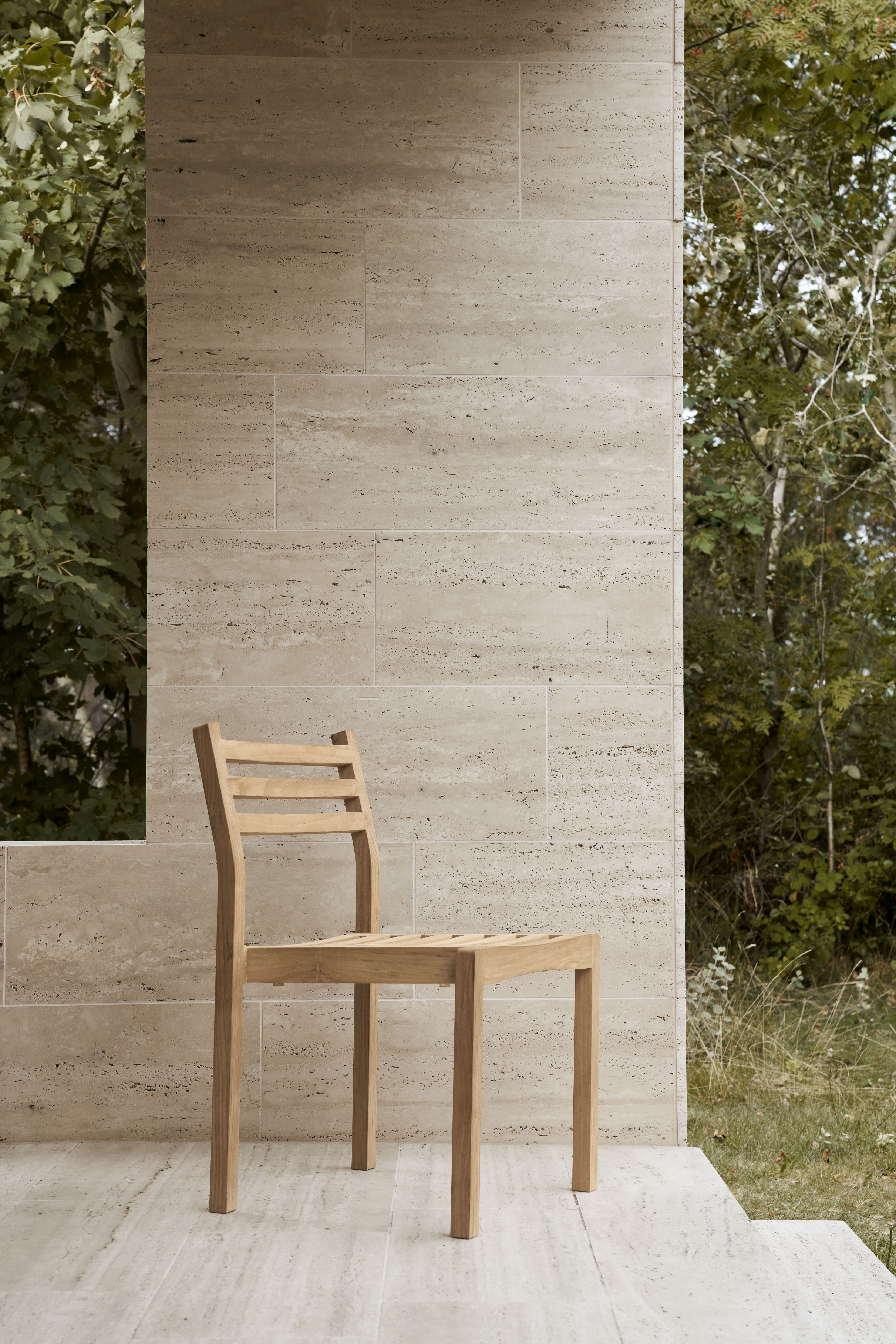 AH501 Teak Stuhl von Carl Hansen & Søn für den Außenbereich, natürliche Holzoptik.