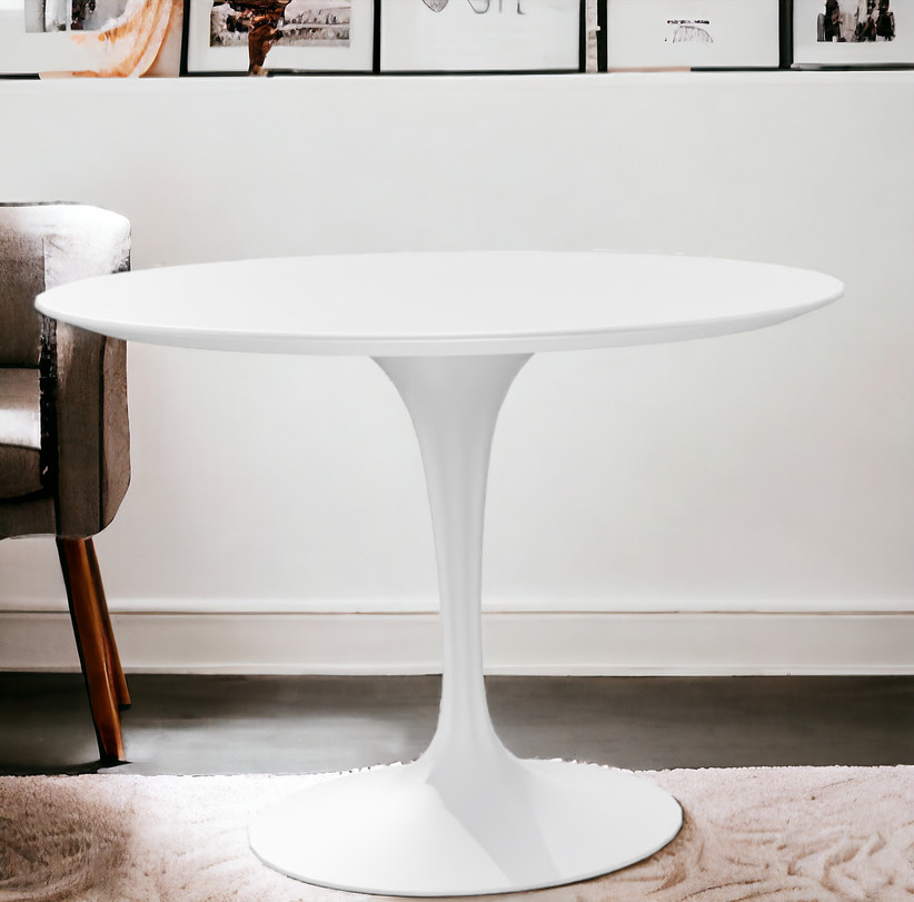 Weißer Saarinen Lounge Tisch von Knoll International mit runder Tischplatte und Trompetenfuß.