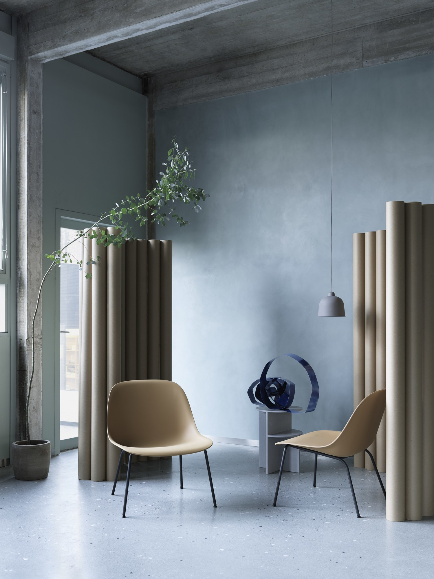 Helle, moderne Inneneinrichtung mit Muuto Grain Pendelleuchte in Grau, Stühlen und abstrakter Kunst.